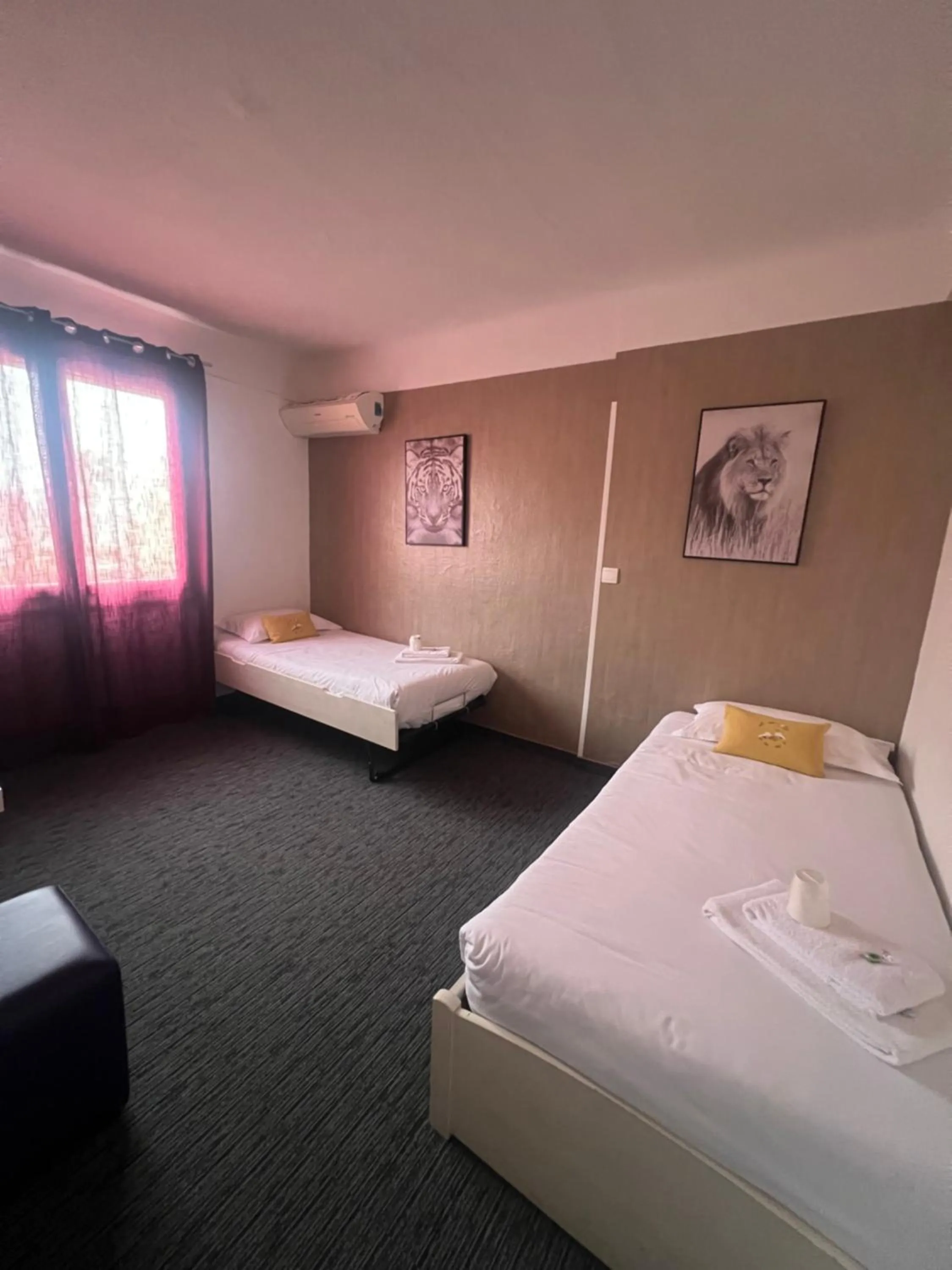 Bed in Le Regina Hôtel et restaurant Canet-plage