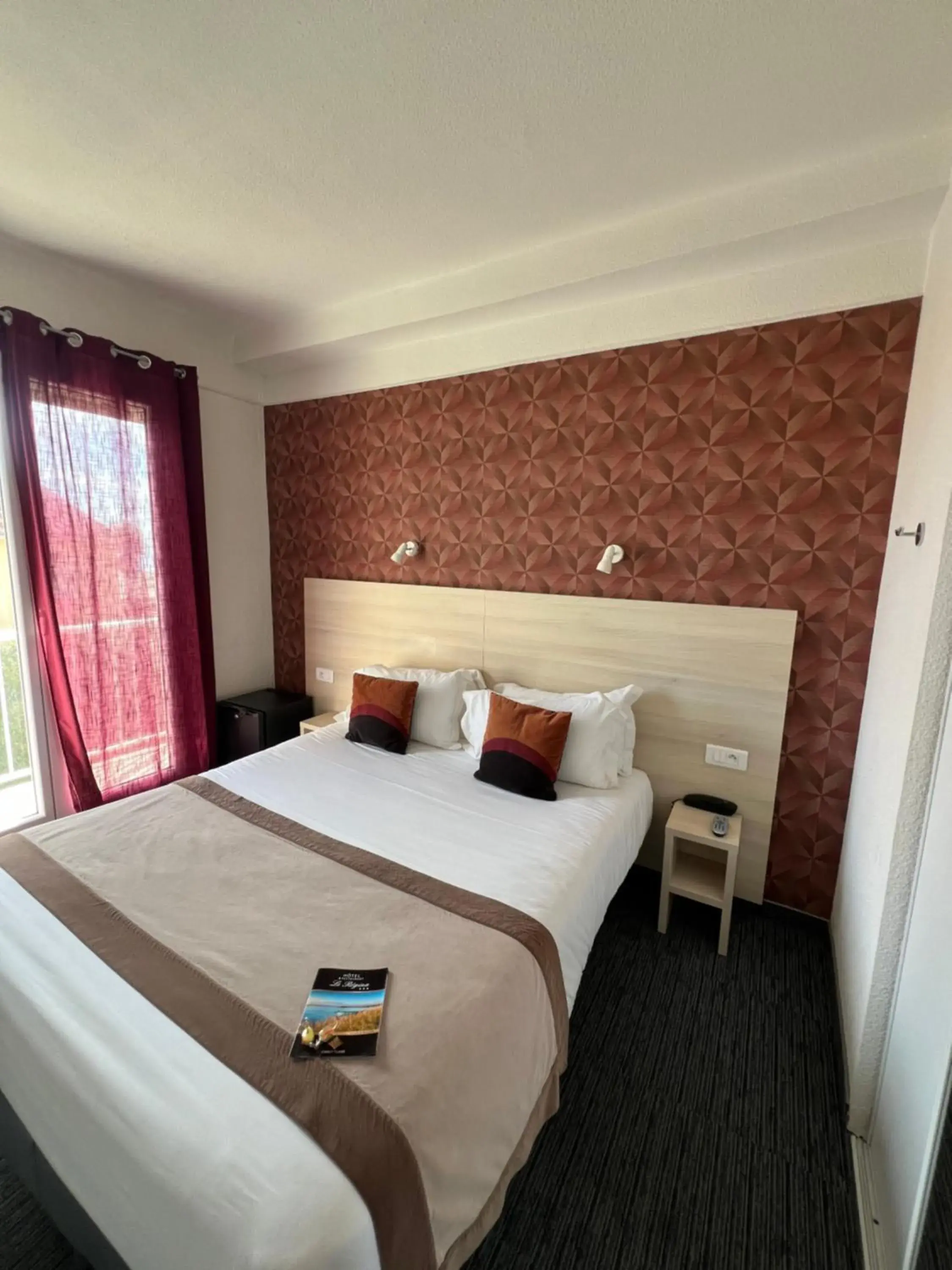 Standard Double or Twin Room with Balcony in Le Regina Hôtel et restaurant Canet-plage Standard Double or Twin Room with Balcony in Le Regina Hôtel et restaurant Canet-plage