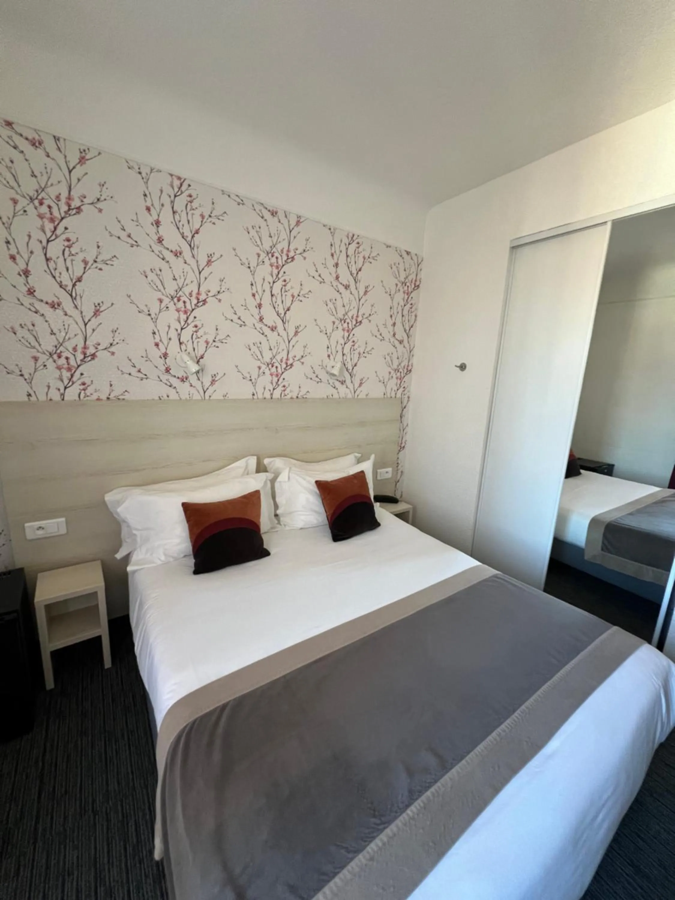 Bed in Le Regina Hôtel et restaurant Canet-plage