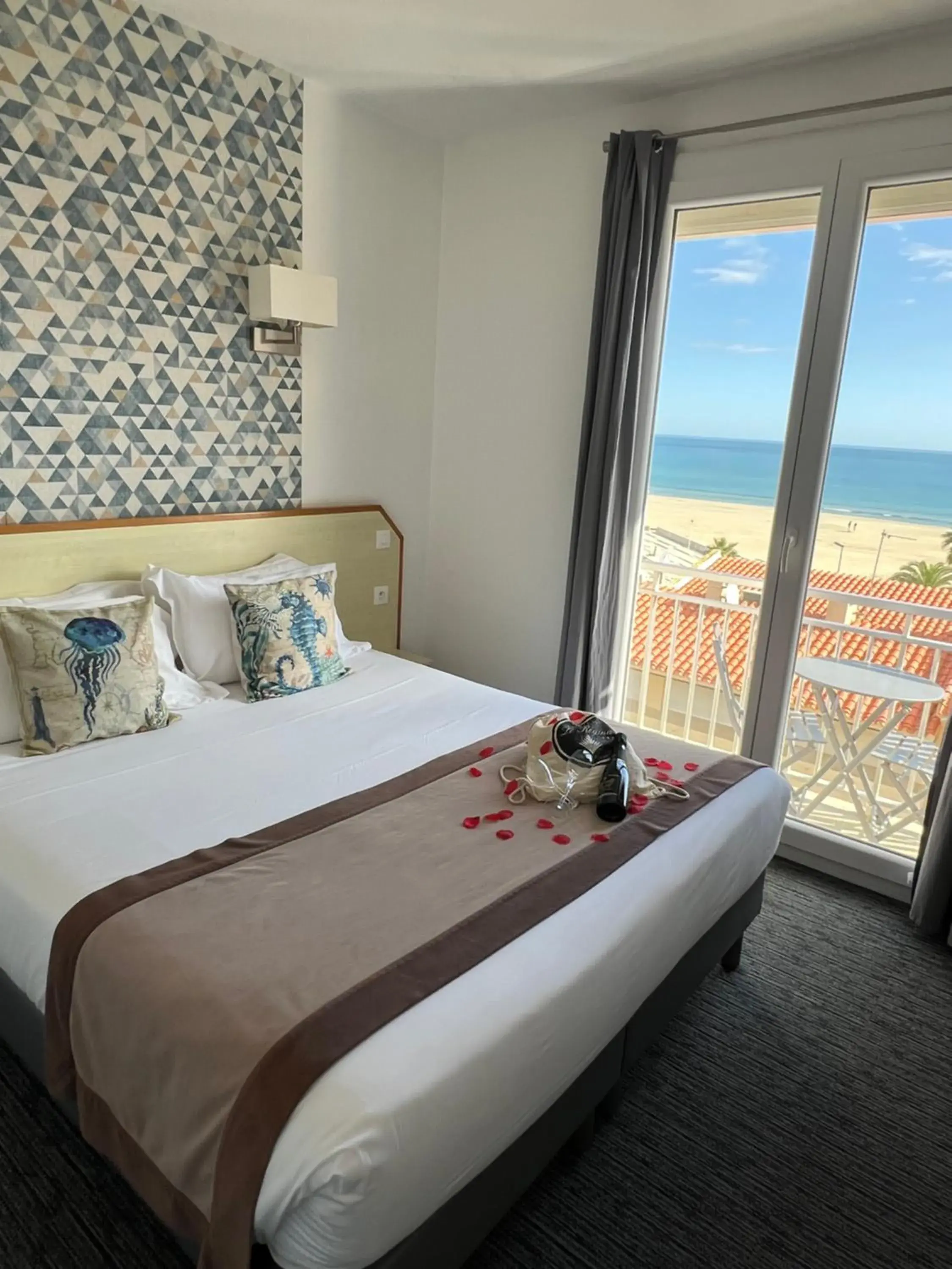 Double Room with Balcony and Sea View in Le Regina Hôtel et restaurant Canet-plage Double Room with Balcony and Sea View in Le Regina Hôtel et restaurant Canet-plage