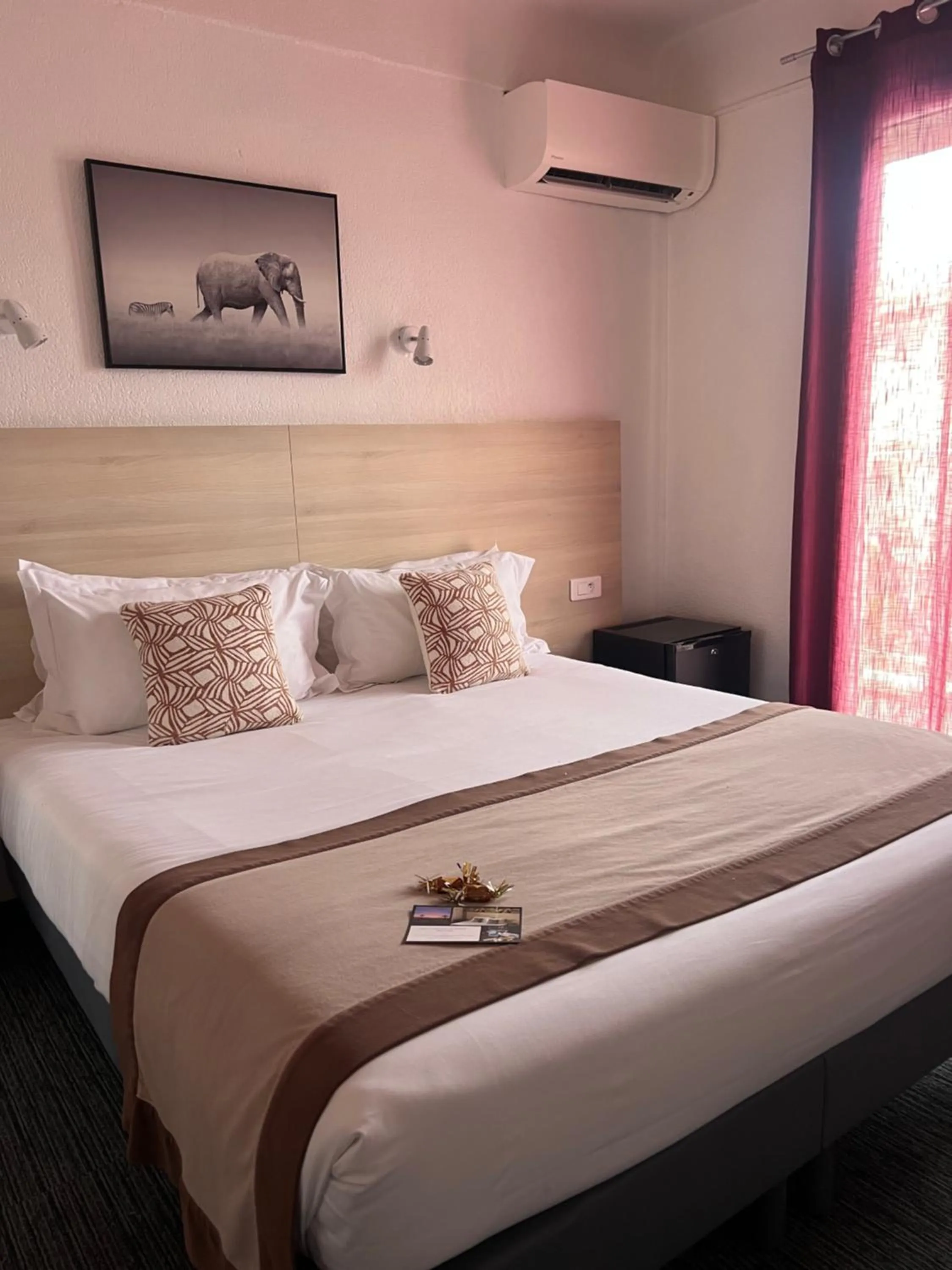 Bed in Le Regina Hôtel et restaurant Canet-plage