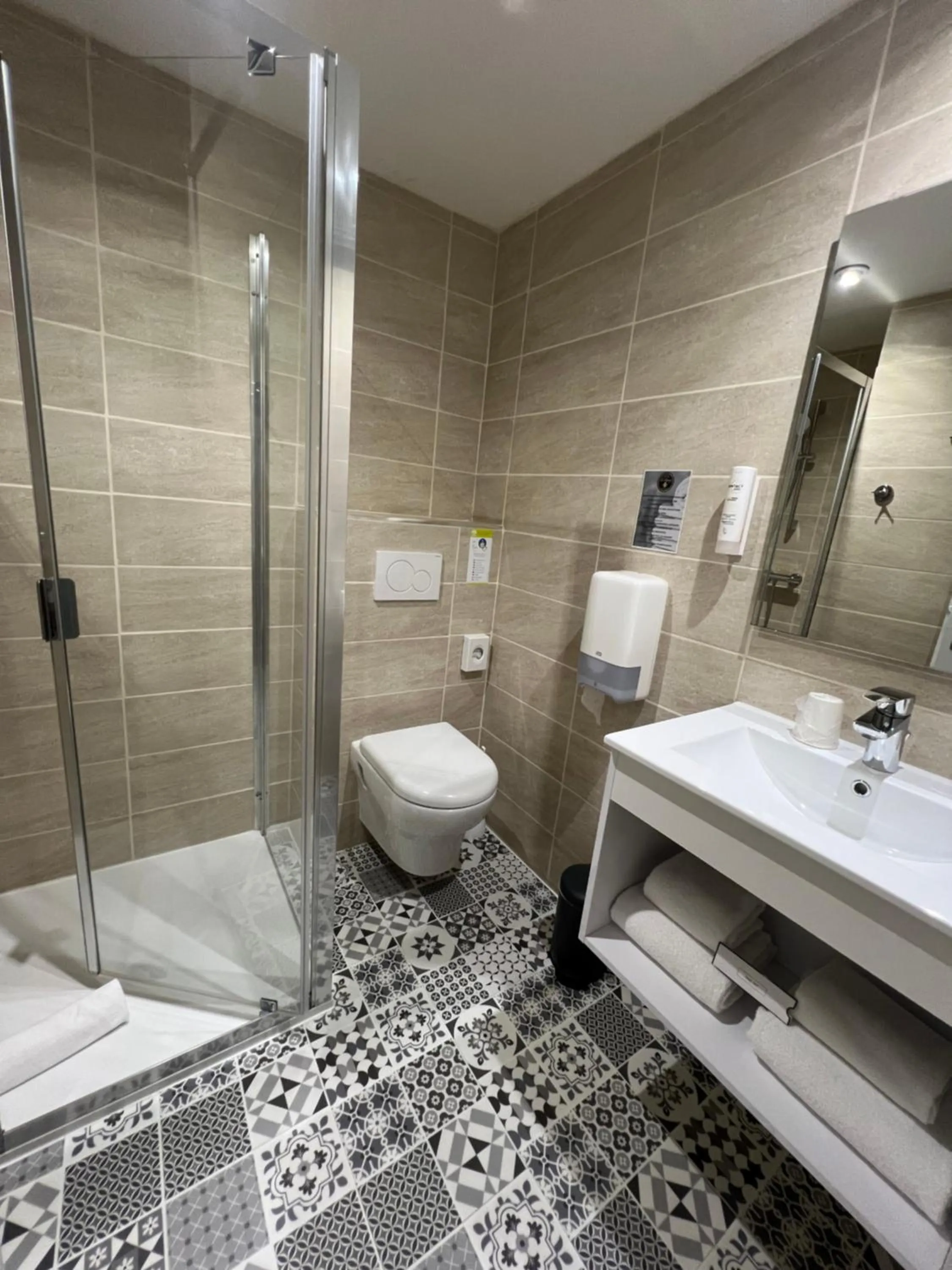 Shower in Le Regina Hôtel et restaurant Canet-plage