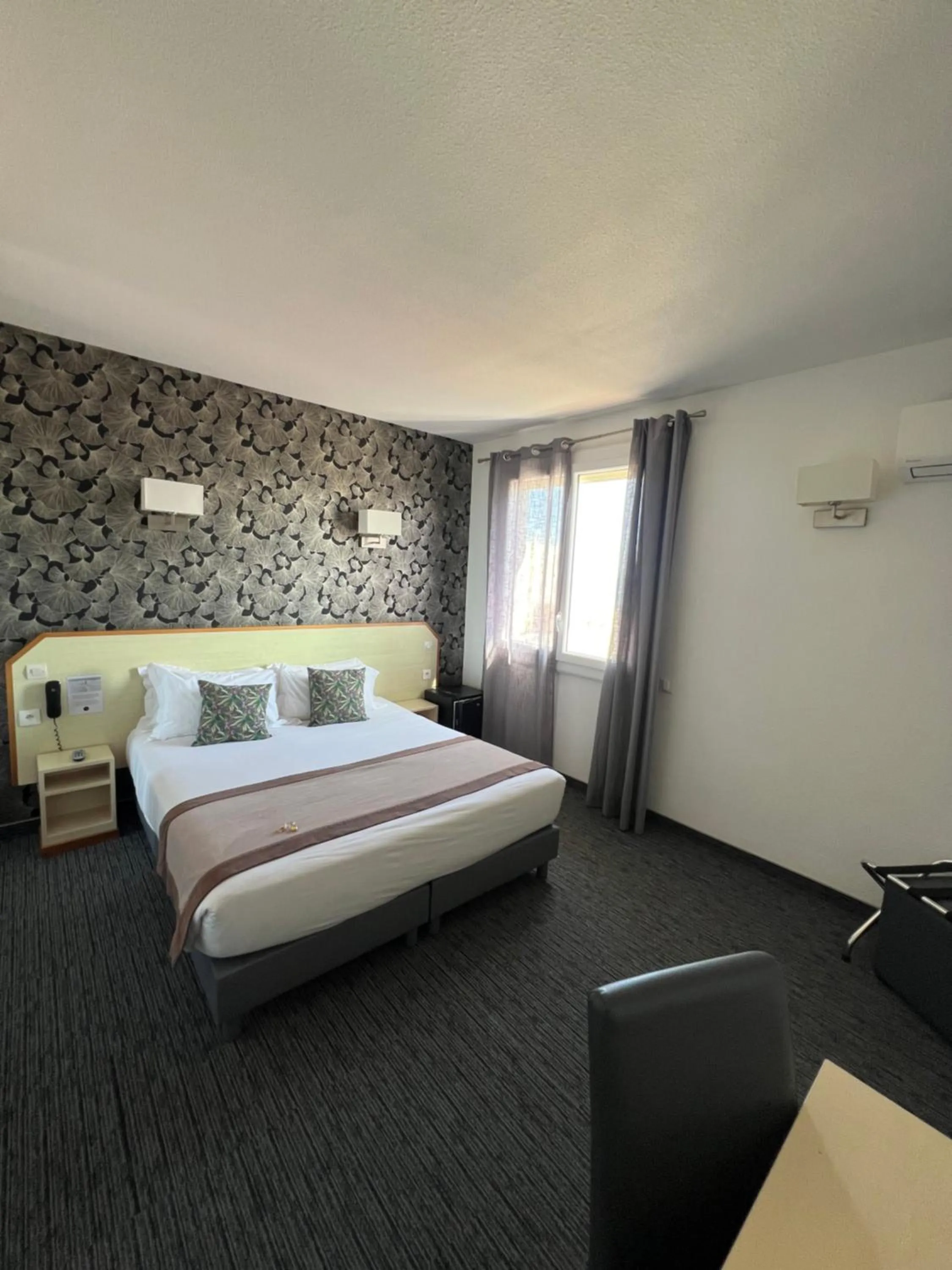 Bed in Le Regina Hôtel et restaurant Canet-plage