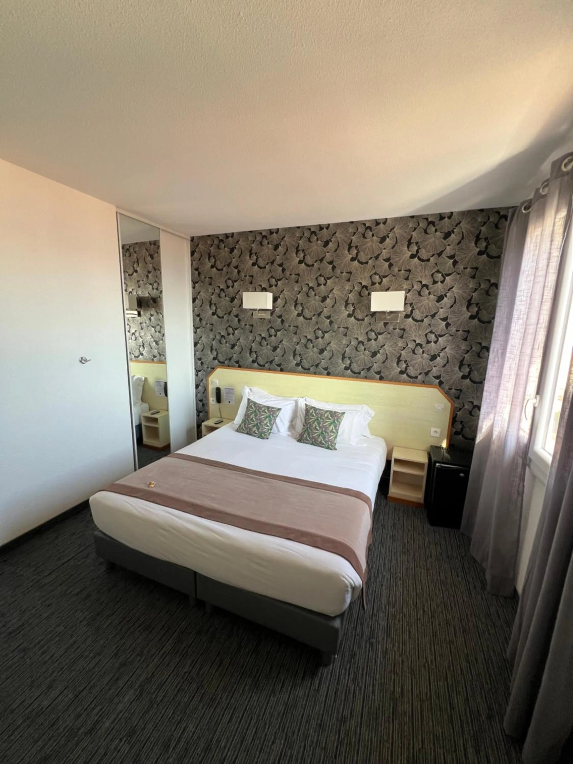 Bed in Le Regina Hôtel et restaurant Canet-plage