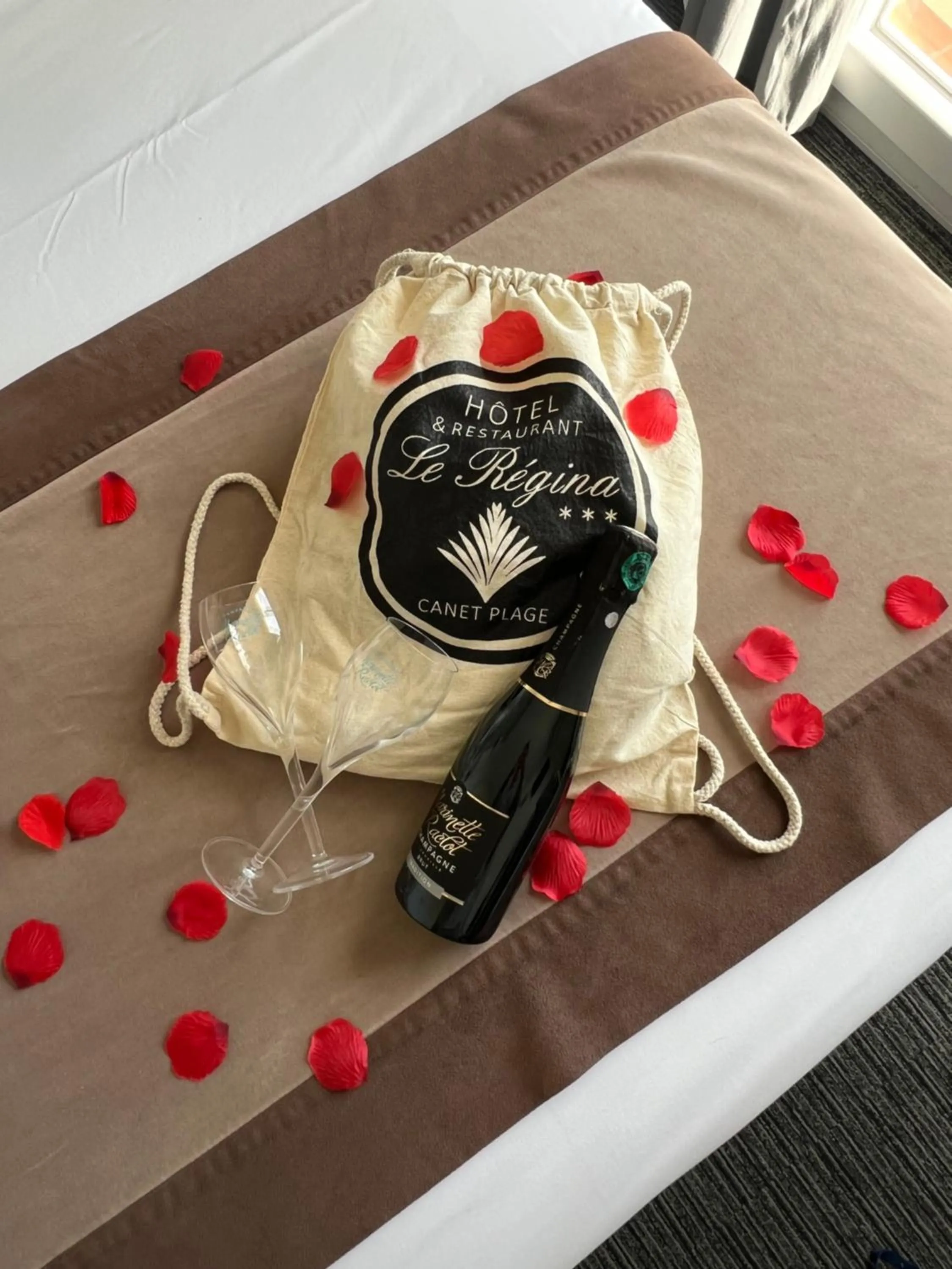 Bed in Le Regina Hôtel et restaurant Canet-plage