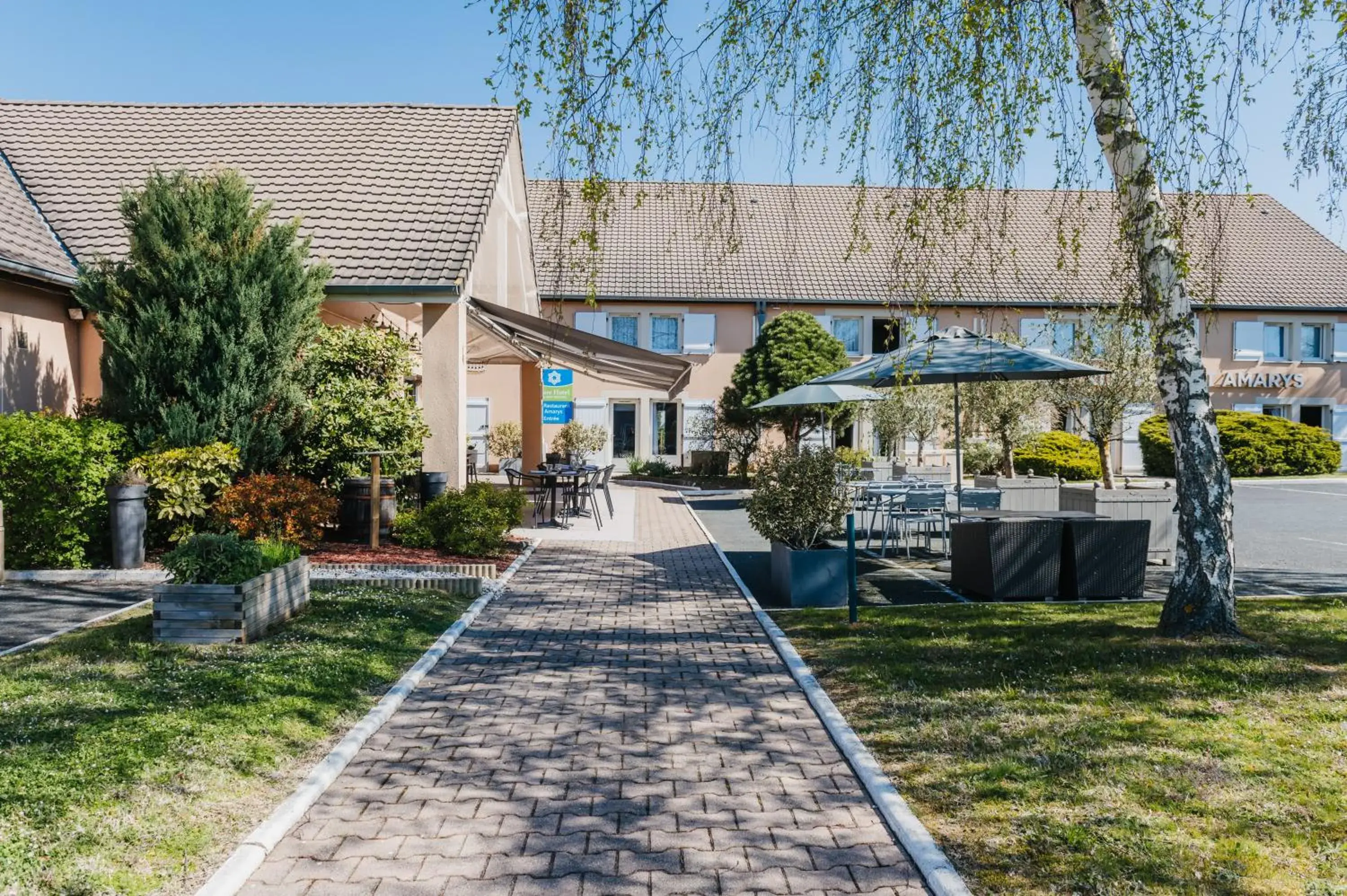 Property building in Sure Hotel by Best Western Châteauroux Property building in Sure Hotel by Best Western Châteauroux