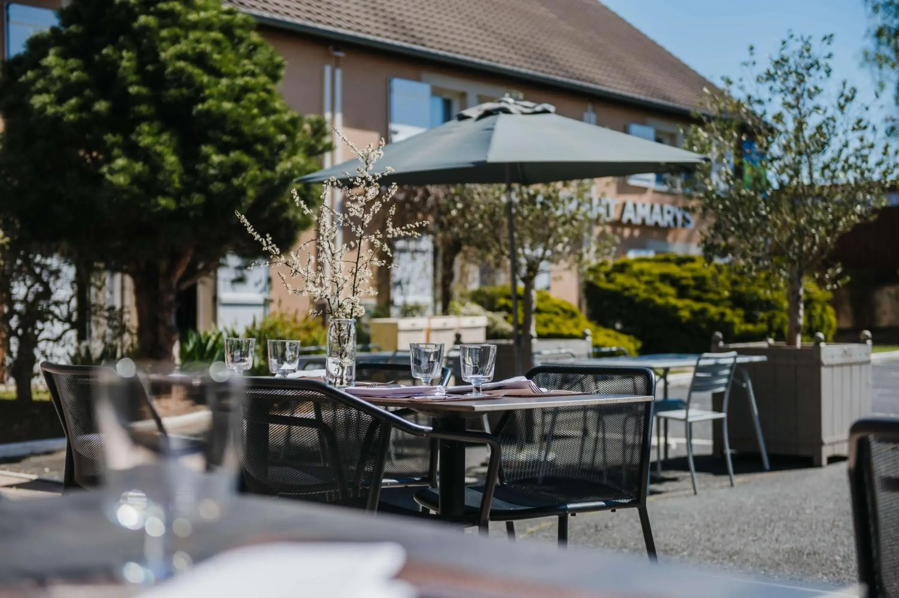 Property building in Sure Hotel by Best Western Châteauroux Property building in Sure Hotel by Best Western Châteauroux