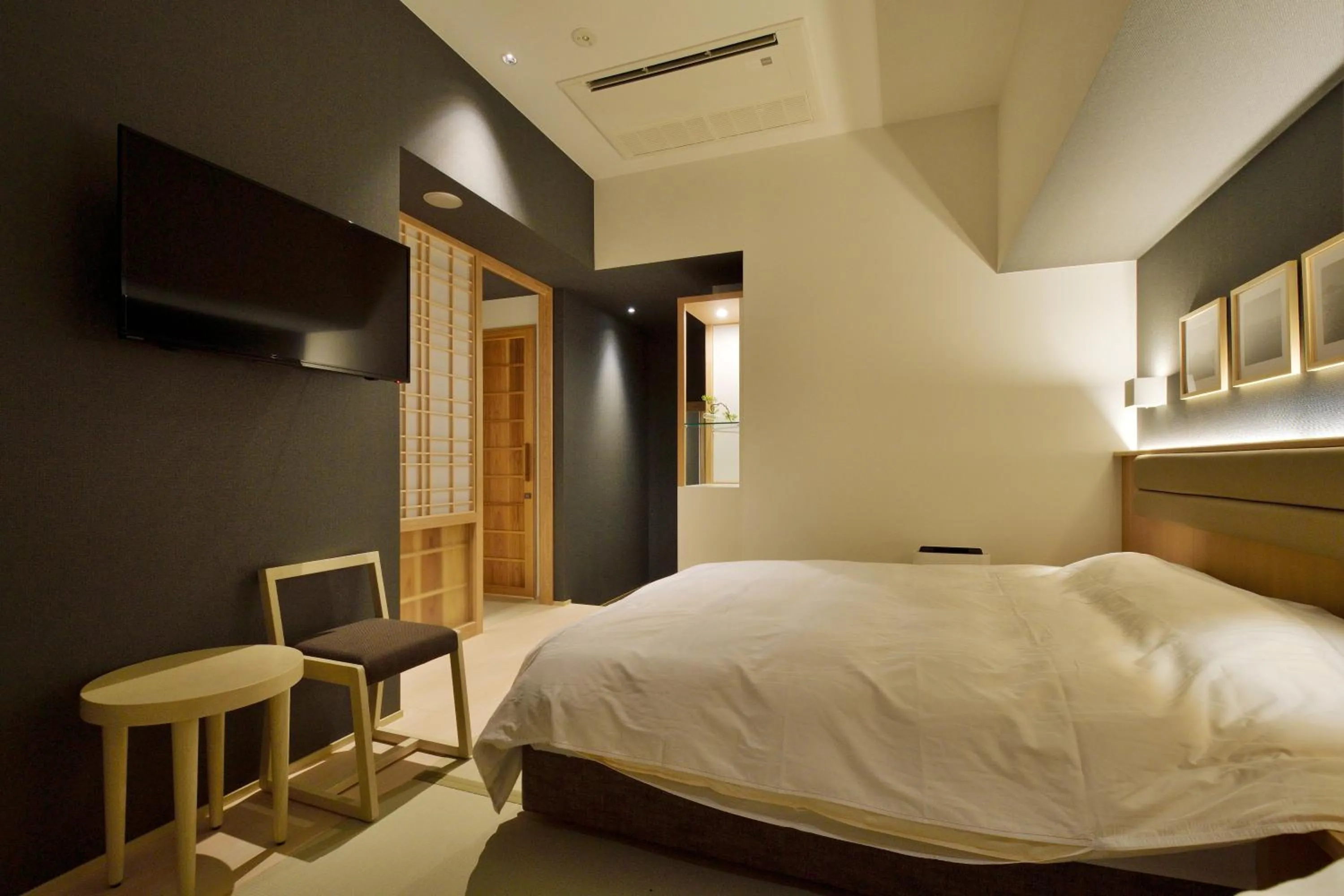 Photo of the whole room, Bed in THE CHELSEA BREATH