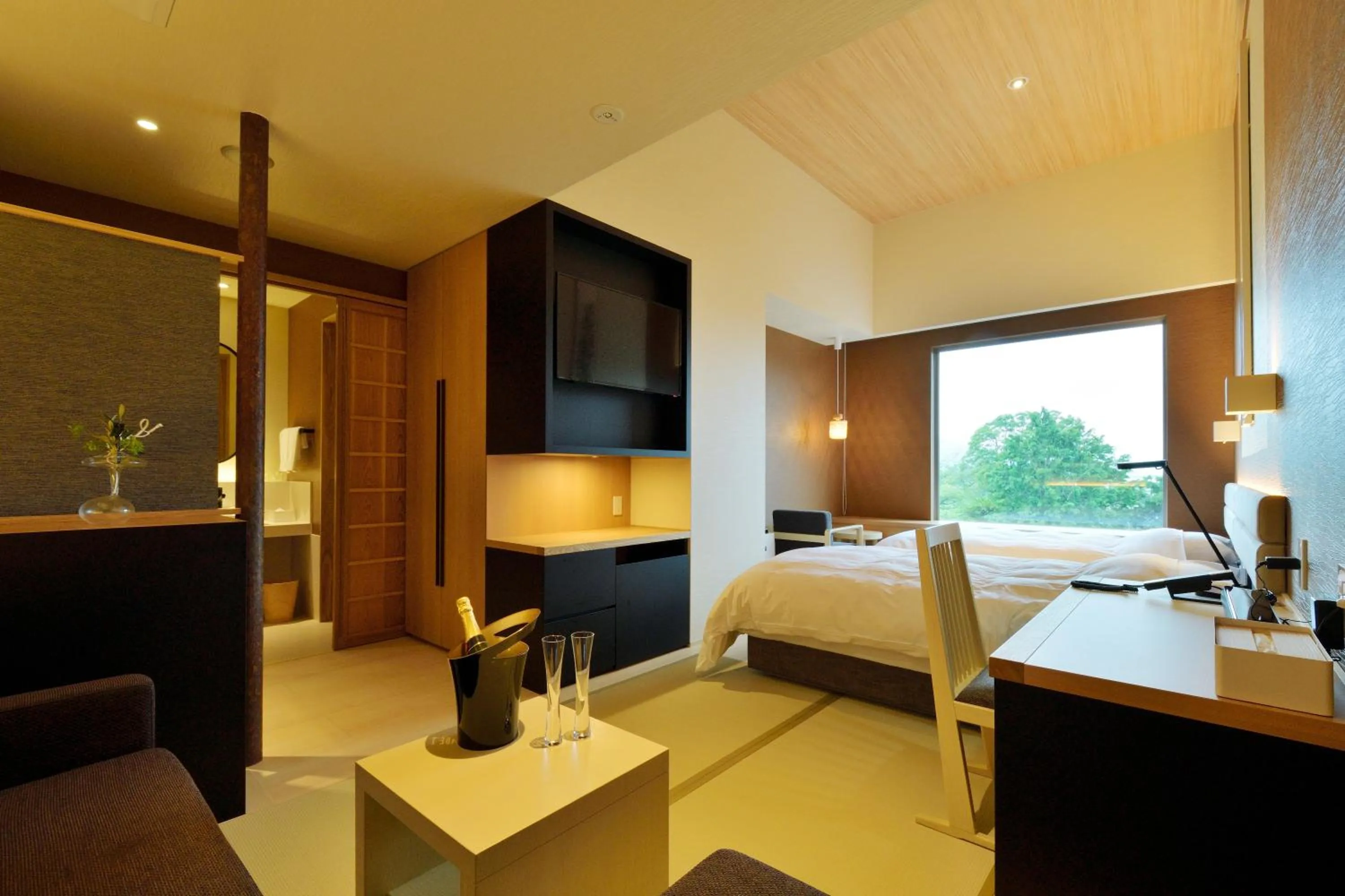 Photo of the whole room, Bed in THE CHELSEA BREATH