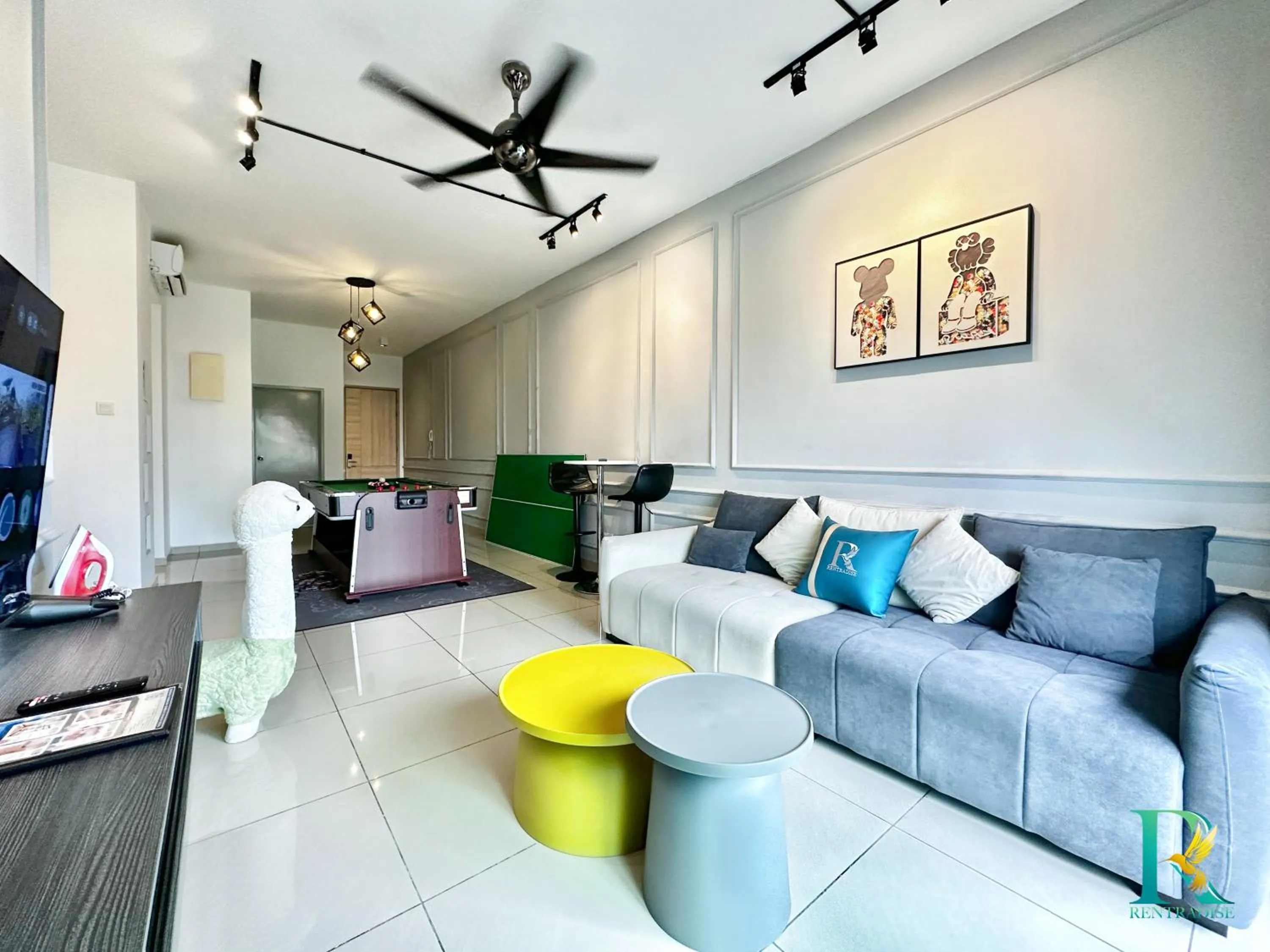 TV and multimedia in Seasons Luxury Apartment By RR JBcity