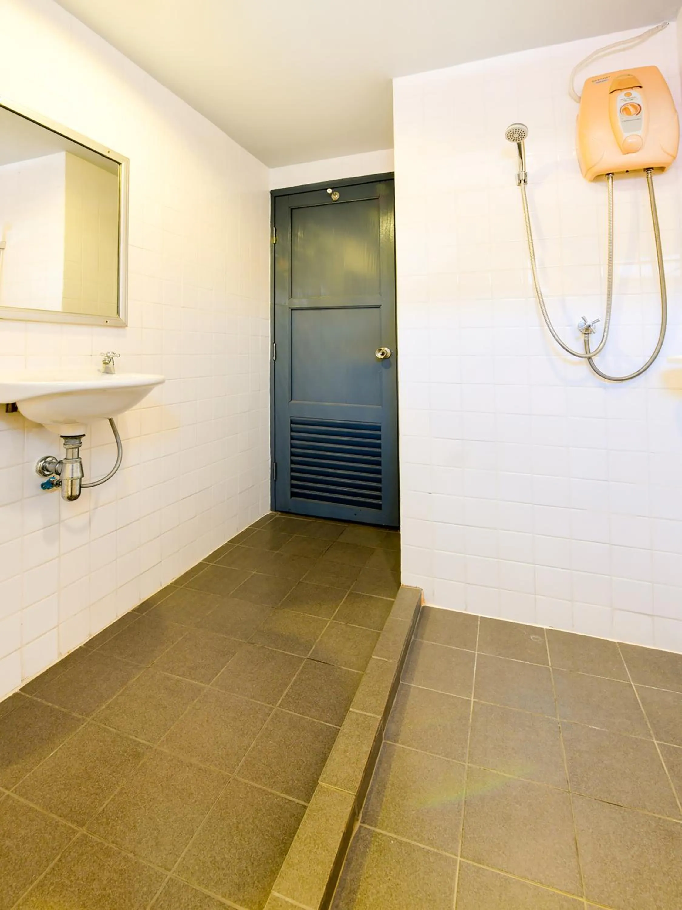 Shower in Sweet Pound Hotel