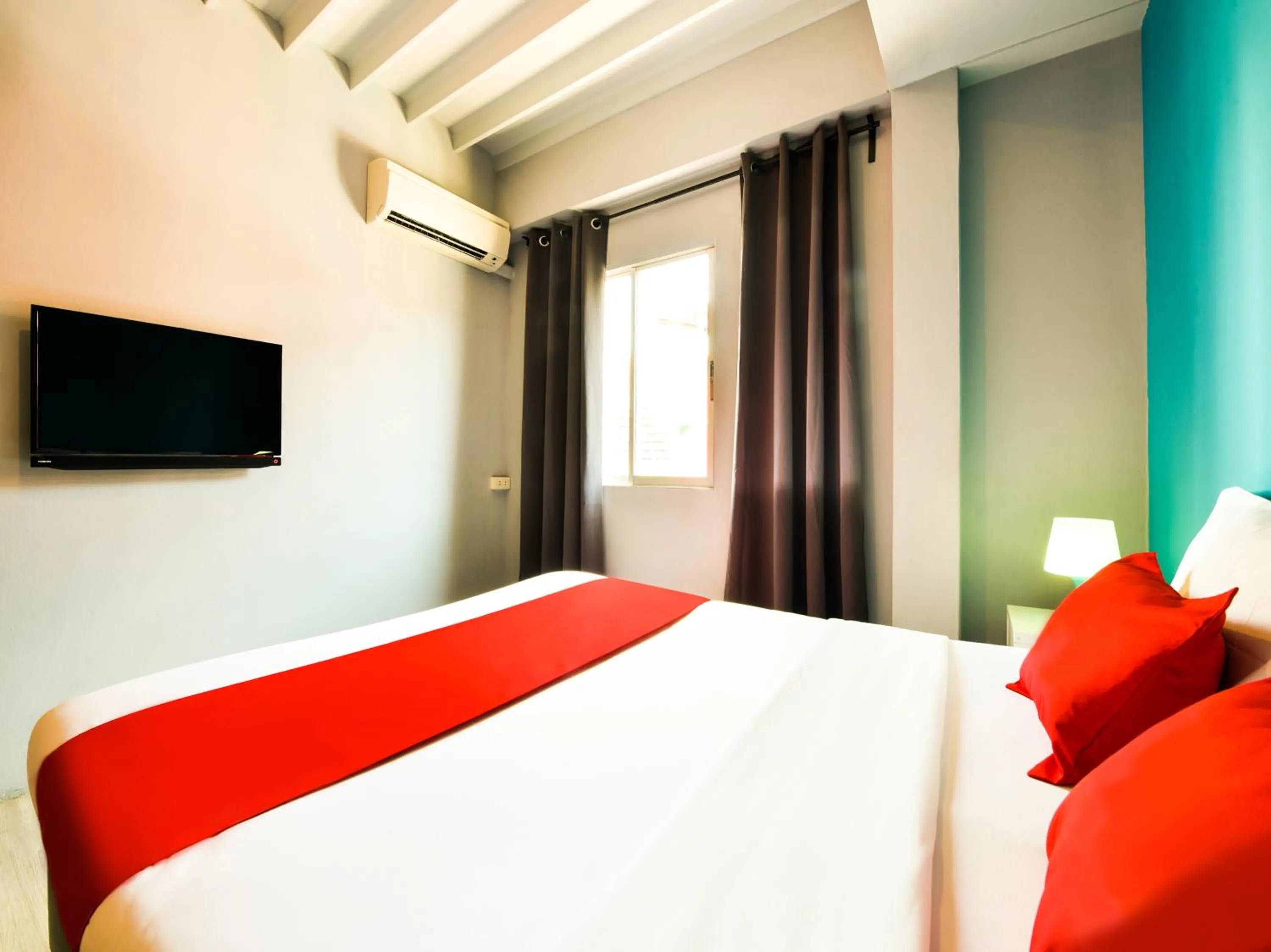 Communal lounge/ TV room, Bed in Sweet Pound Hotel