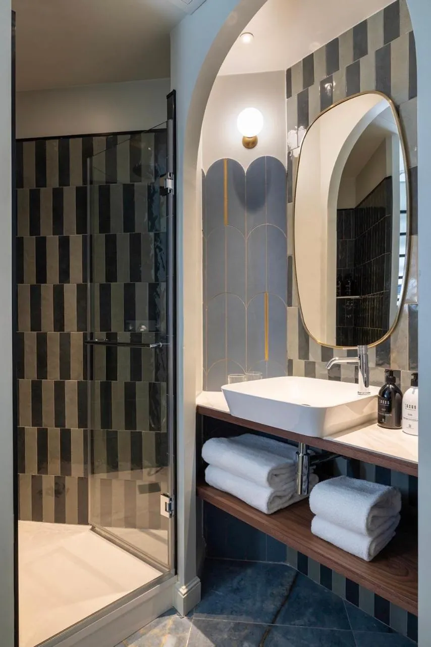 Shower in Hotel L de Lutece - Notre-Dame