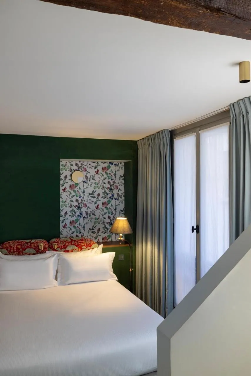 Bed in Hotel L de Lutece - Notre-Dame