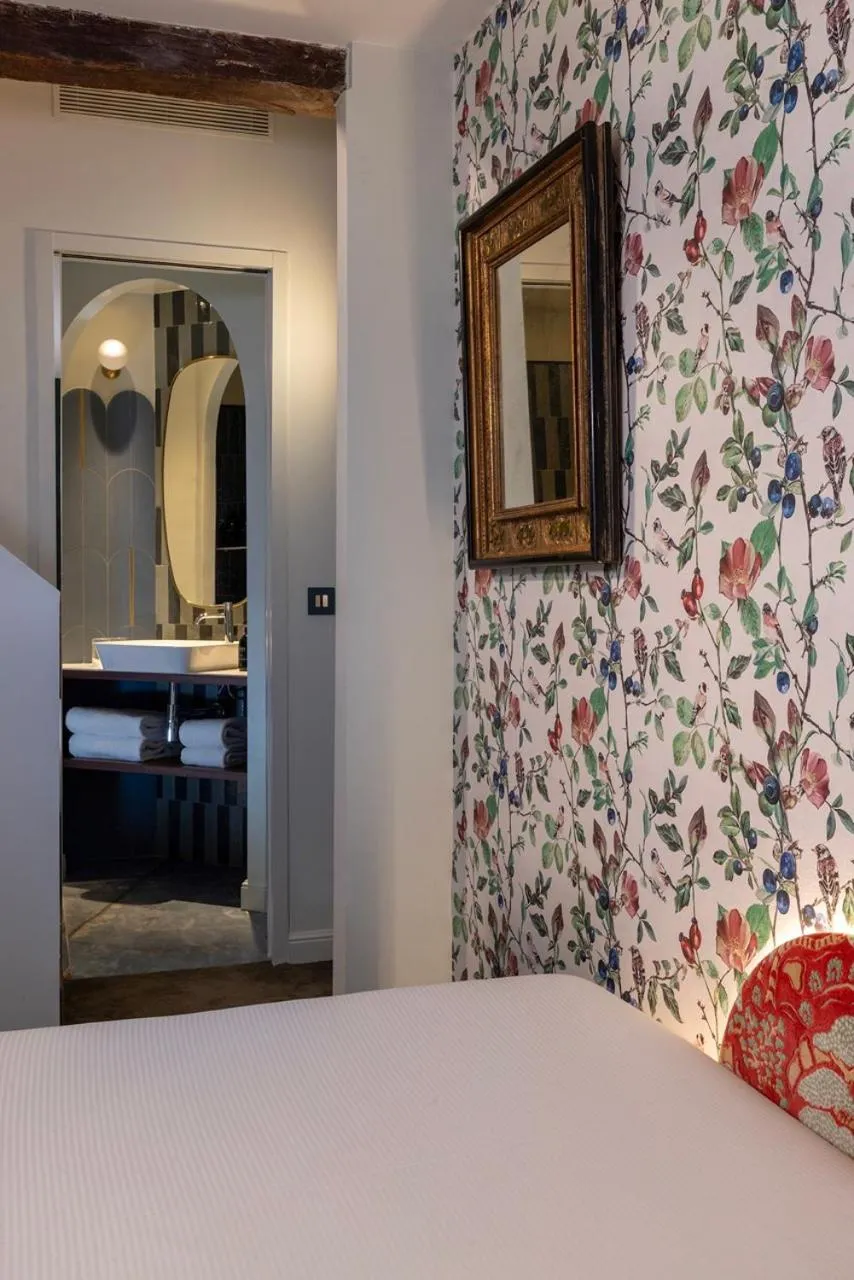 Bathroom, Bed in Hotel L de Lutece - Notre-Dame