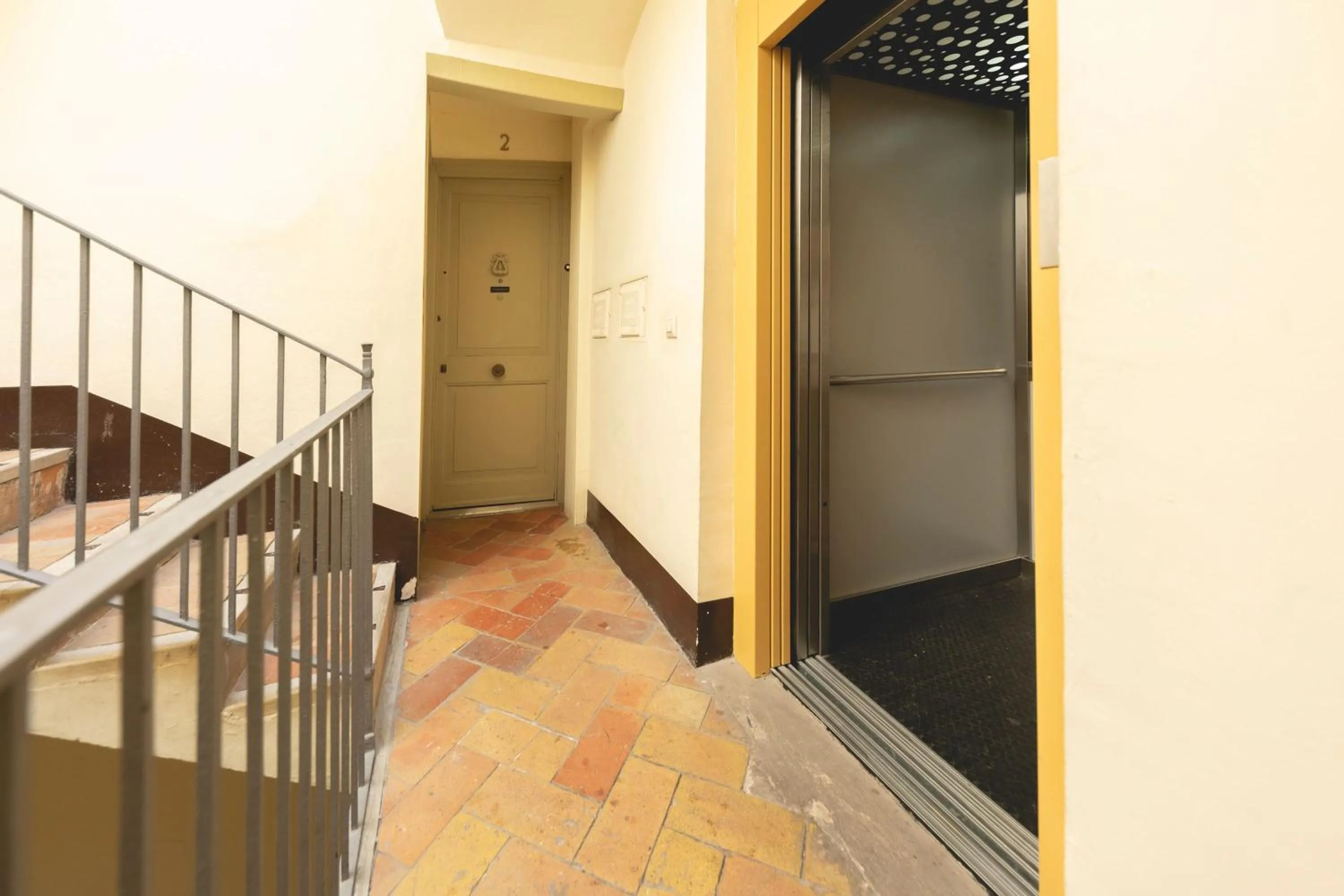 Facade/entrance in Bravissimo Mercaders 6