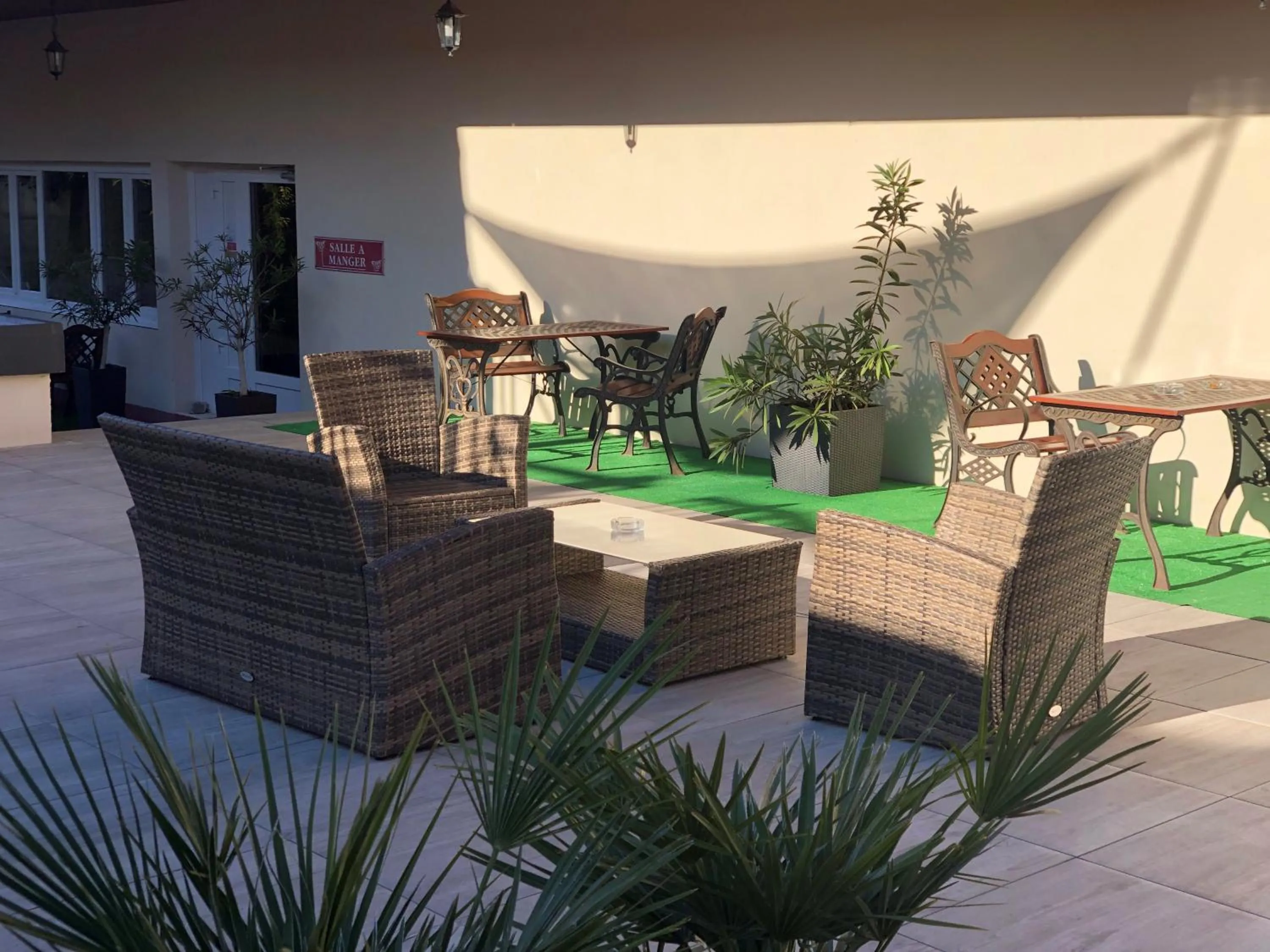 Patio in The Originals Boutique, Hôtel Clos Sainte Marie, Nevers