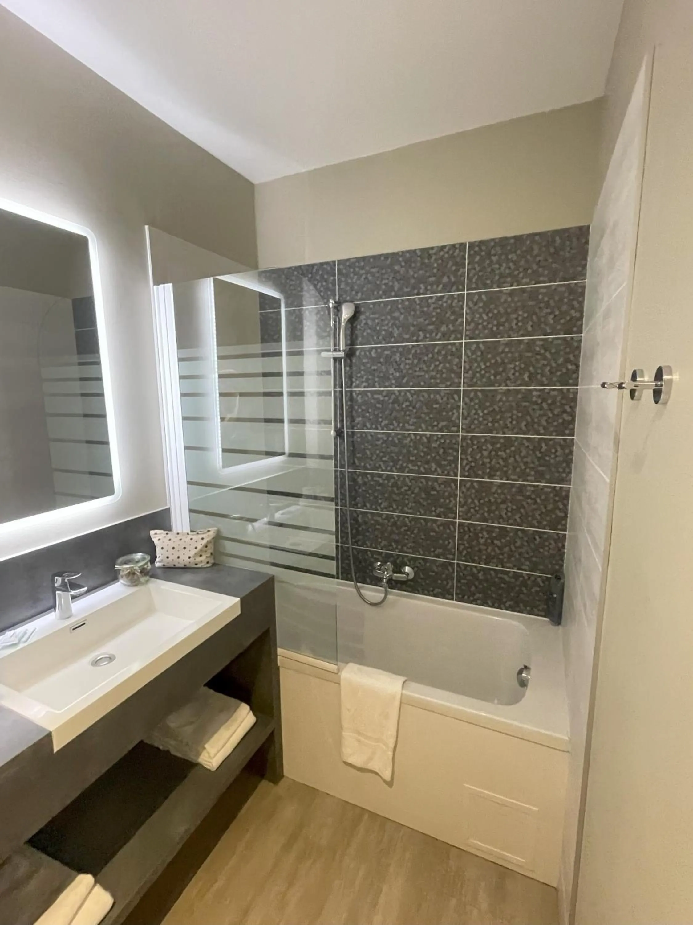 Bathroom in The Originals Boutique, Hôtel Clos Sainte Marie, Nevers