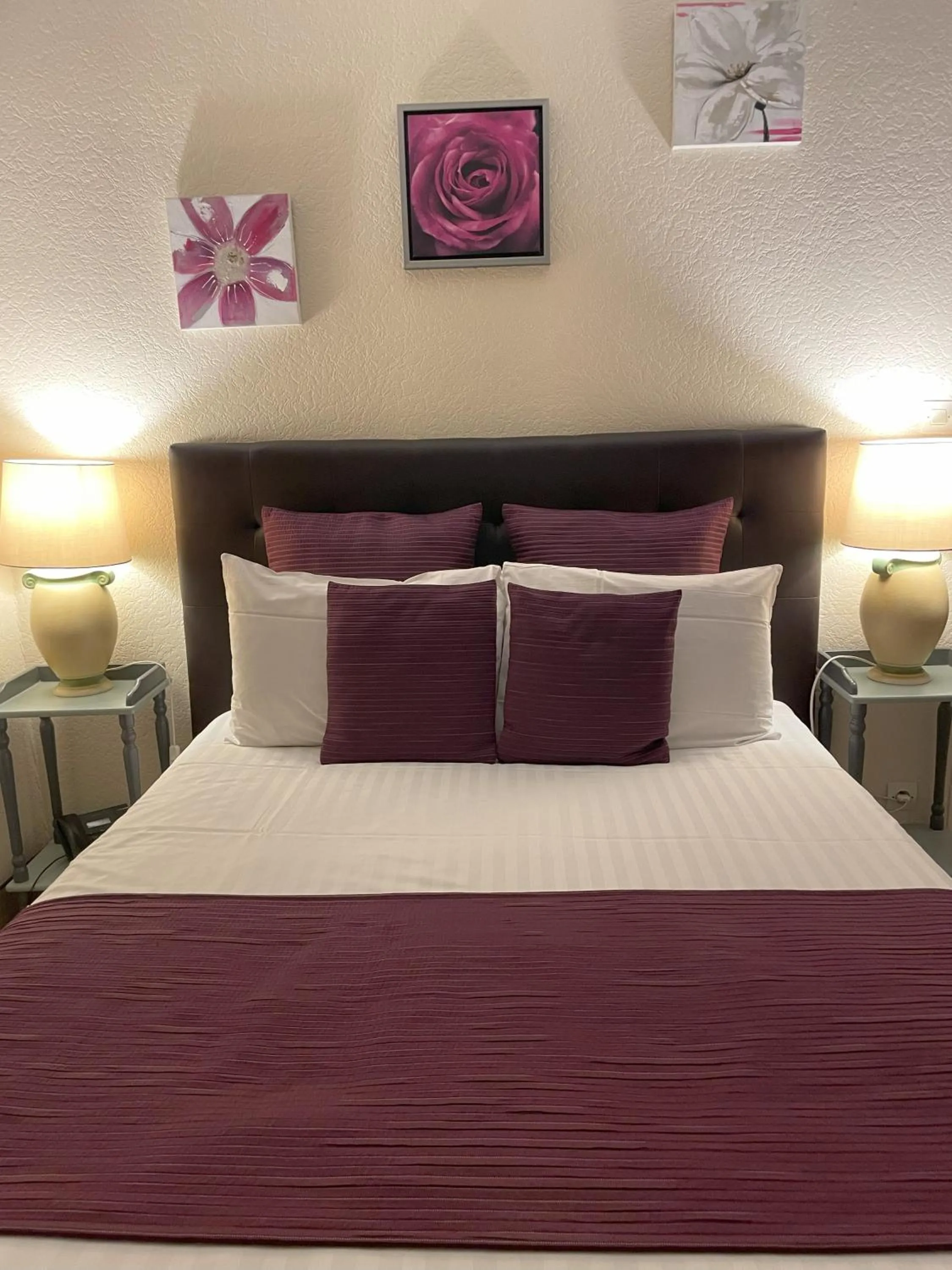 Bedroom, Bed in The Originals Boutique, Hôtel Clos Sainte Marie, Nevers