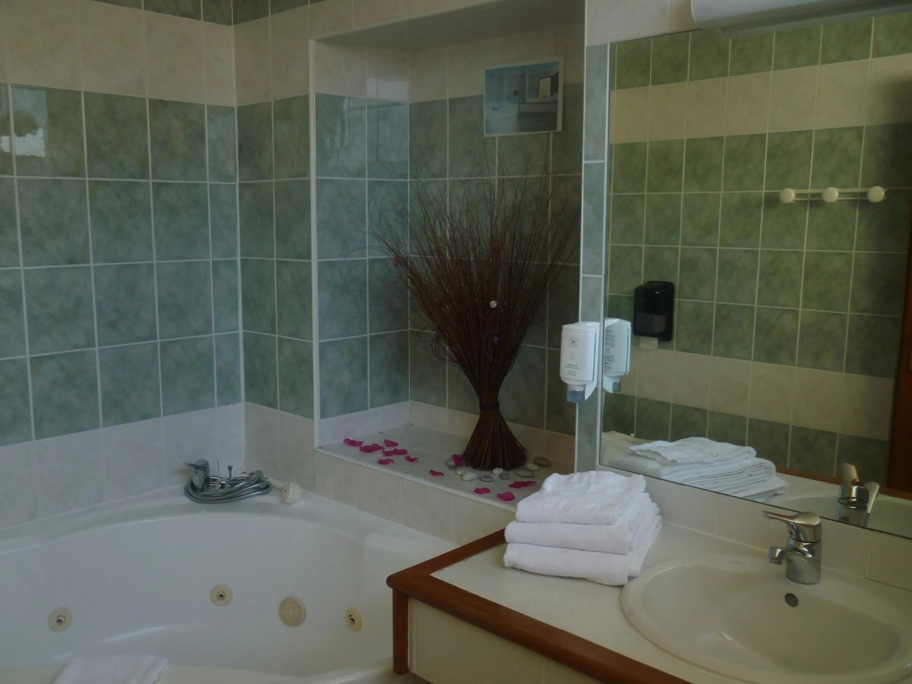 Bathroom in The Originals Boutique, Hôtel Clos Sainte Marie, Nevers