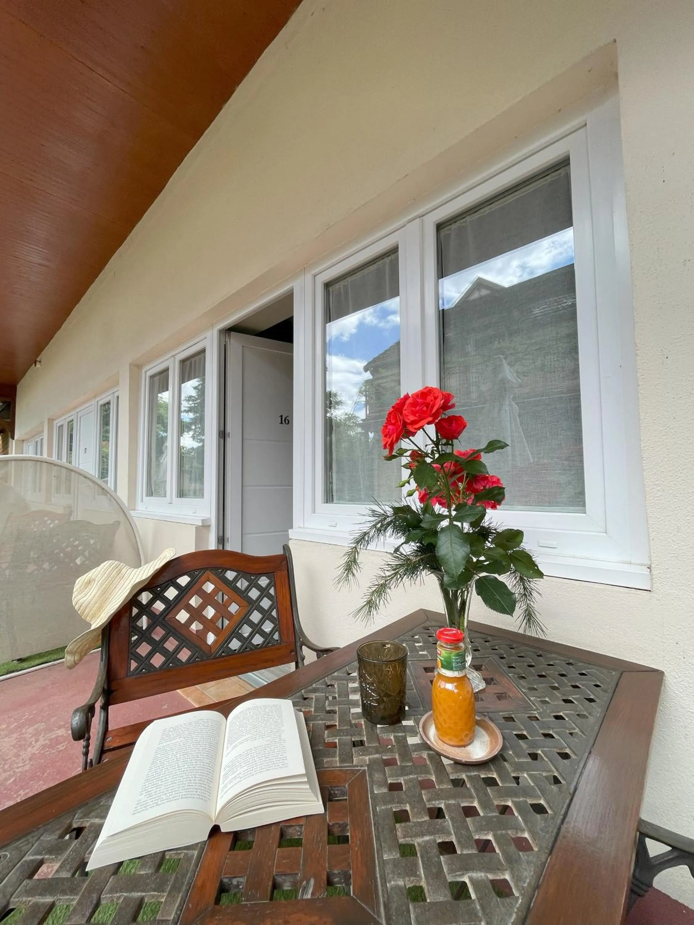 Patio in The Originals Boutique, Hôtel Clos Sainte Marie, Nevers