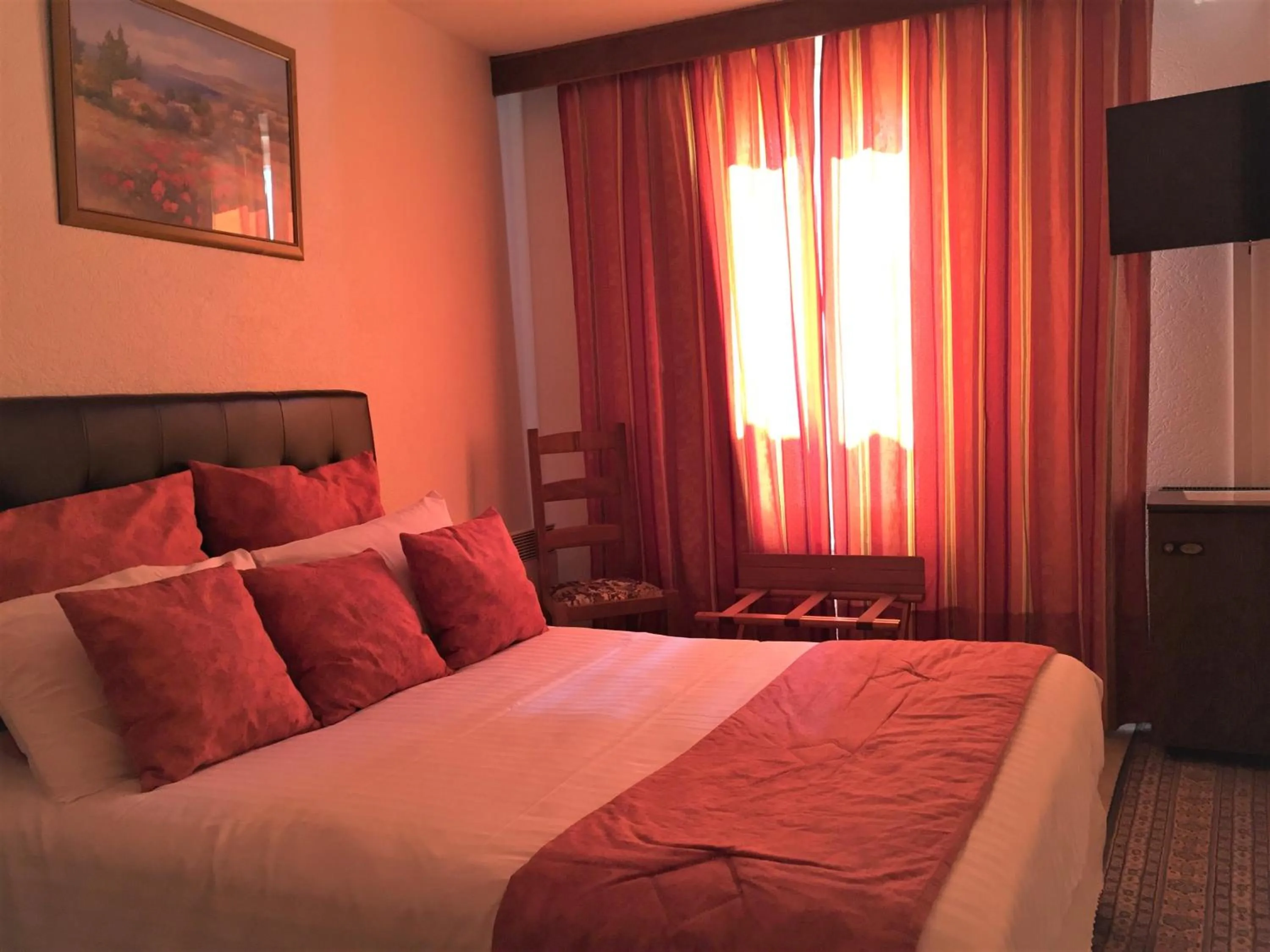 Property building, Bed in The Originals Boutique, Hôtel Clos Sainte Marie, Nevers