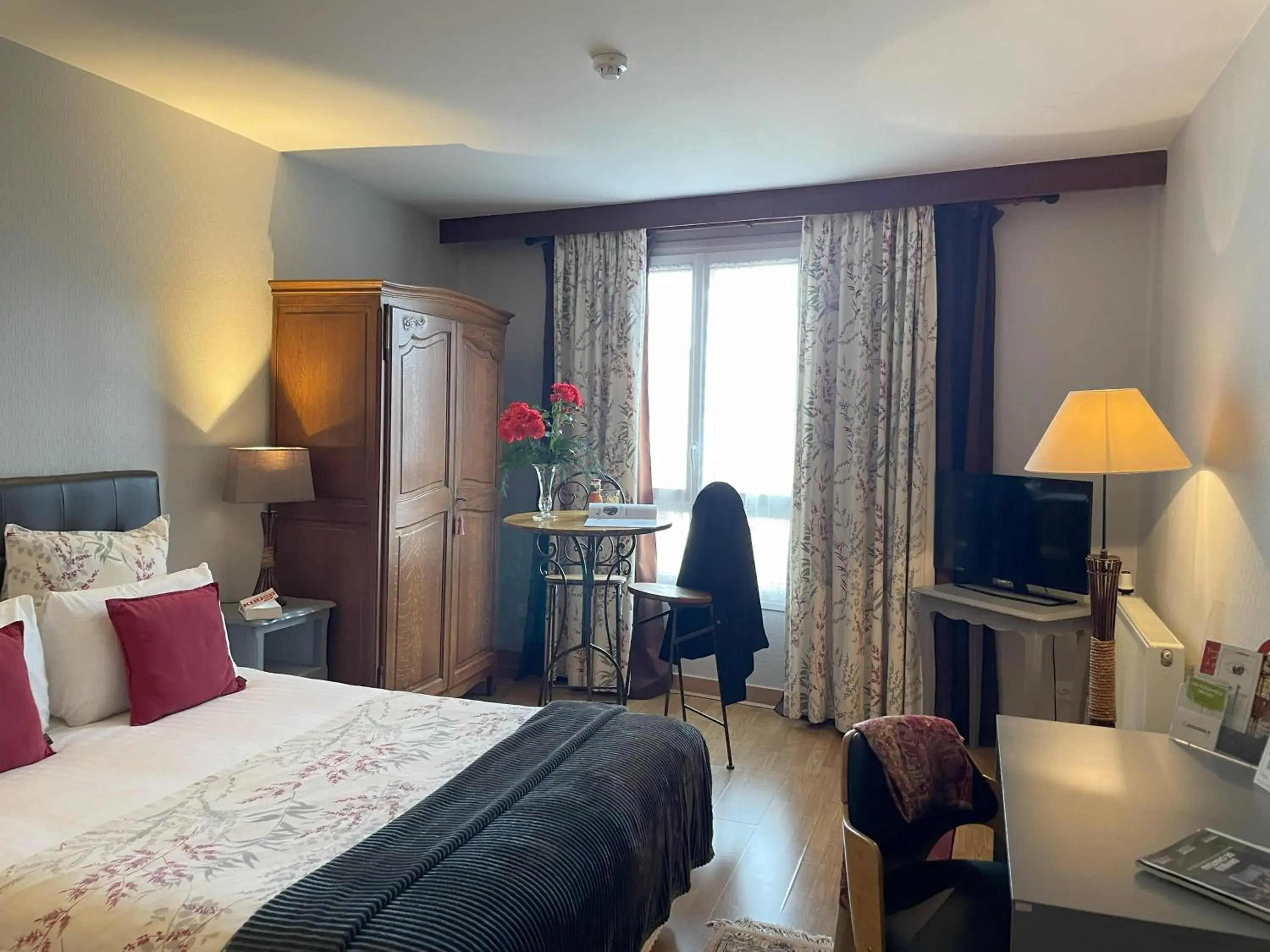 Bedroom, Bed in The Originals Boutique, Hôtel Clos Sainte Marie, Nevers Bedroom, Bed in The Originals Boutique, Hôtel Clos Sainte Marie, Nevers