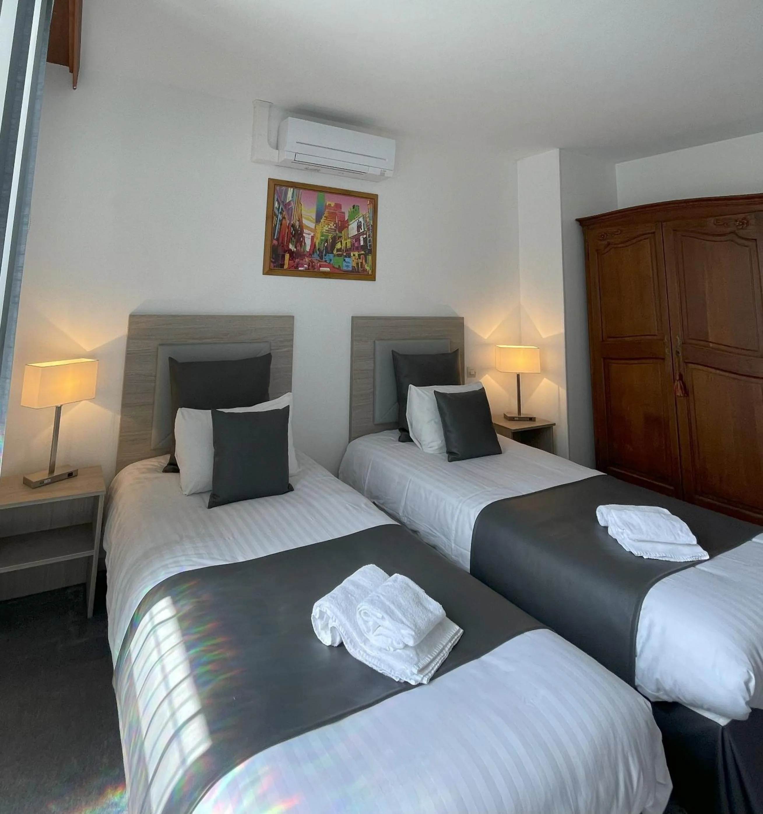 Property building, Bed in The Originals Boutique, Hôtel Clos Sainte Marie, Nevers