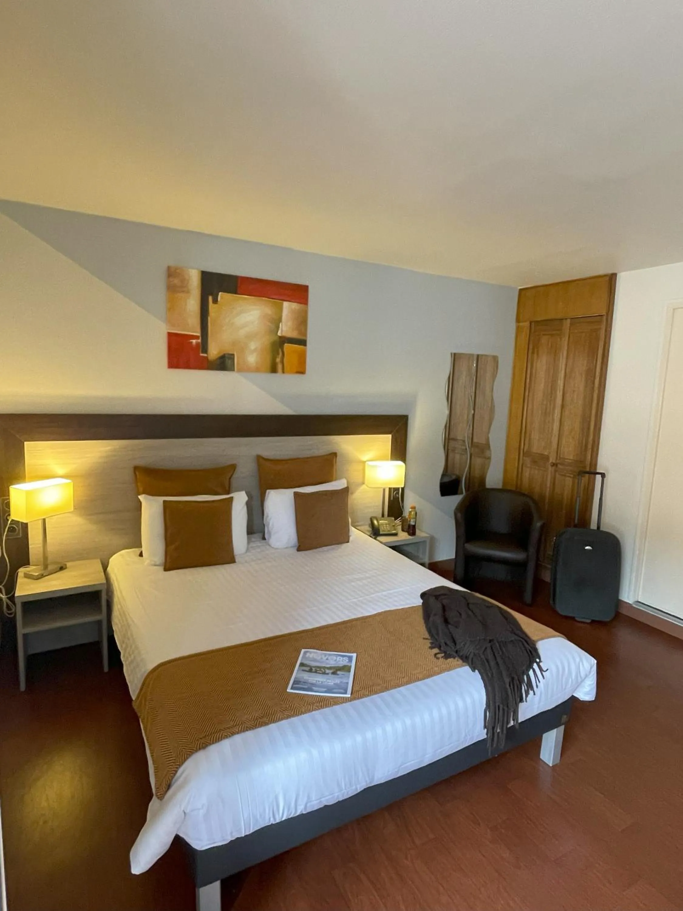 Bedroom, Bed in The Originals Boutique, Hôtel Clos Sainte Marie, Nevers