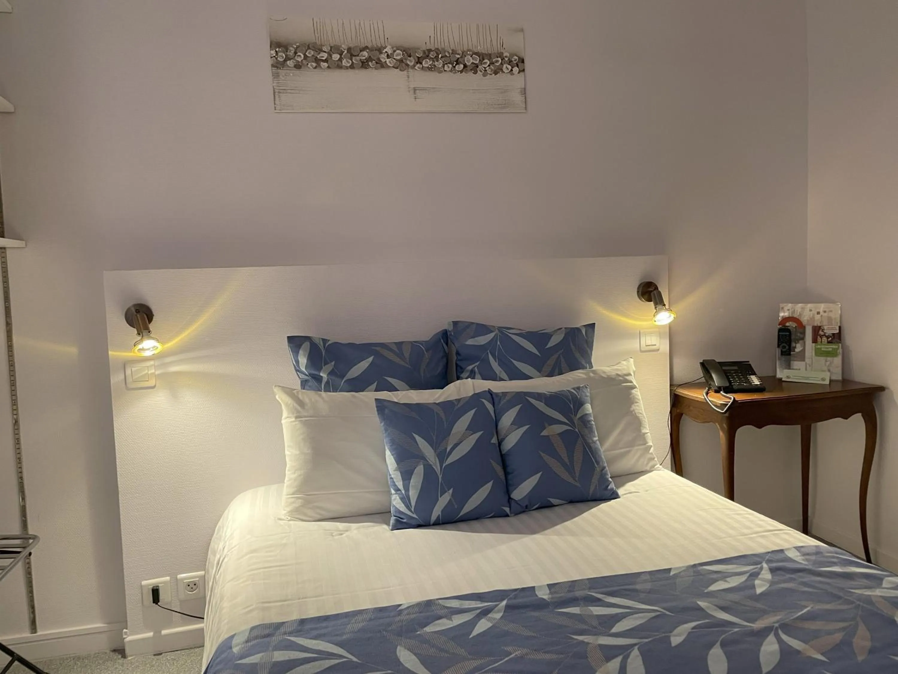 Property building, Bed in The Originals Boutique, Hôtel Clos Sainte Marie, Nevers