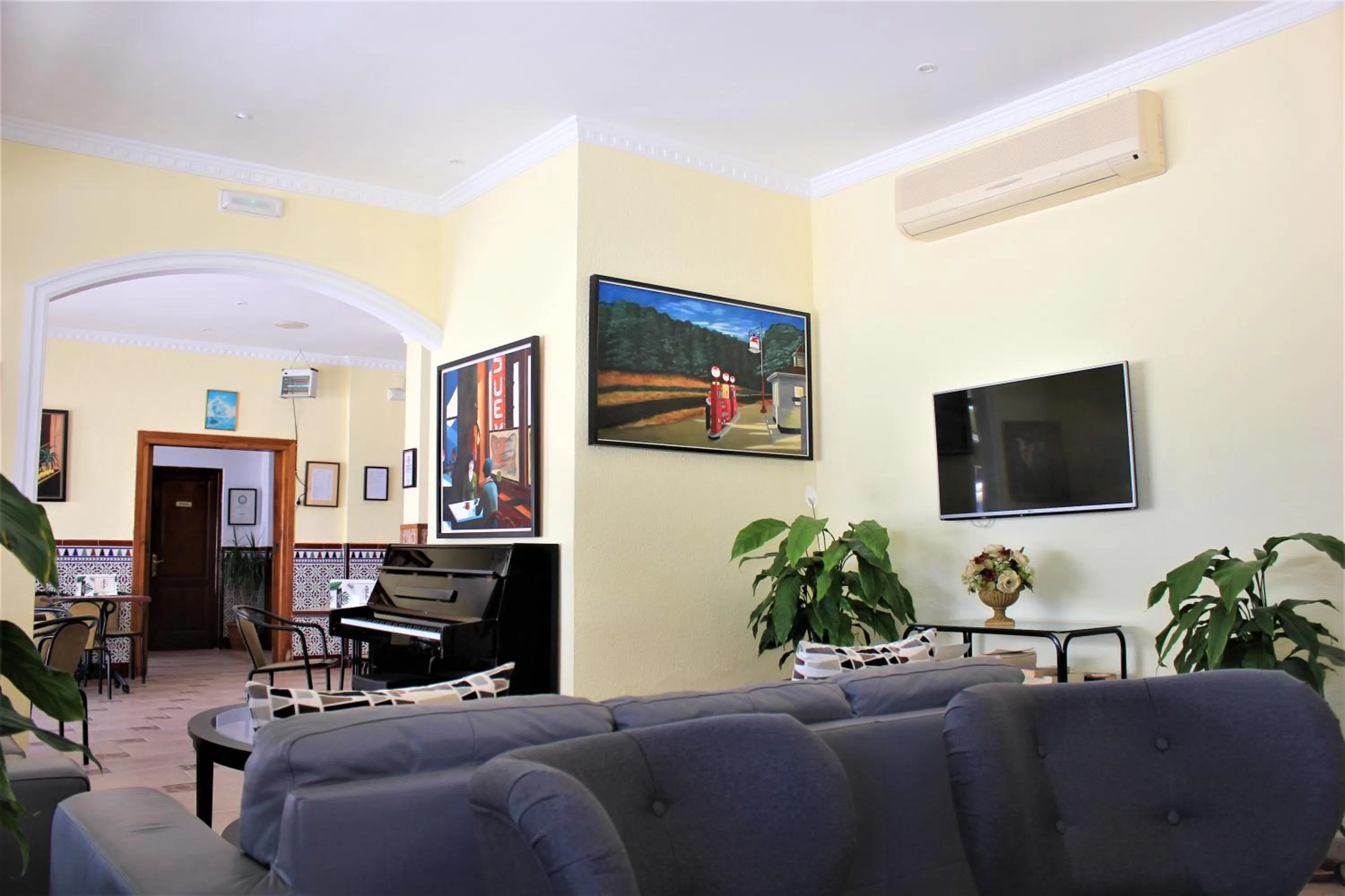 Communal lounge/ TV room in Hotel Cabello