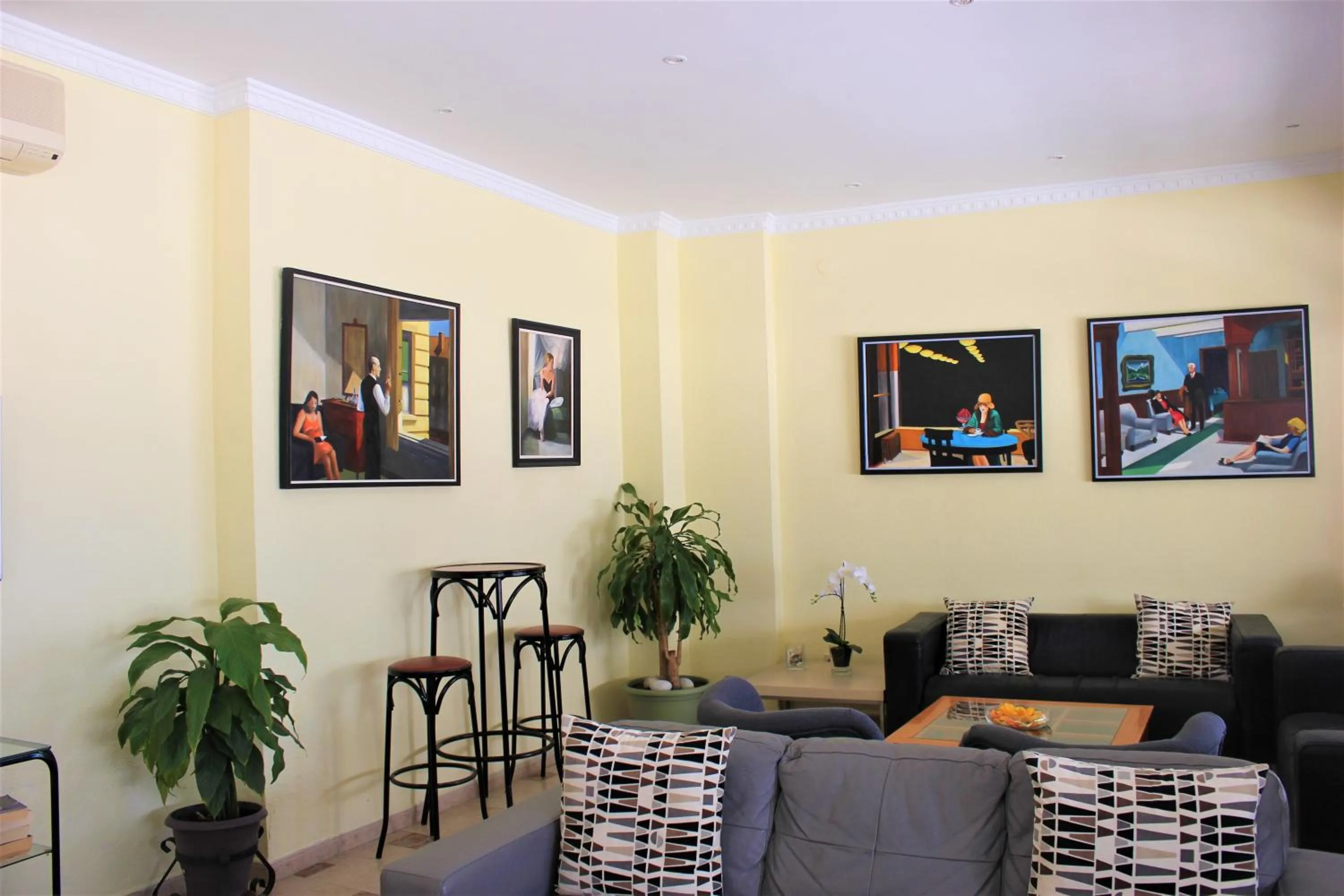 Communal lounge/ TV room in Hotel Cabello