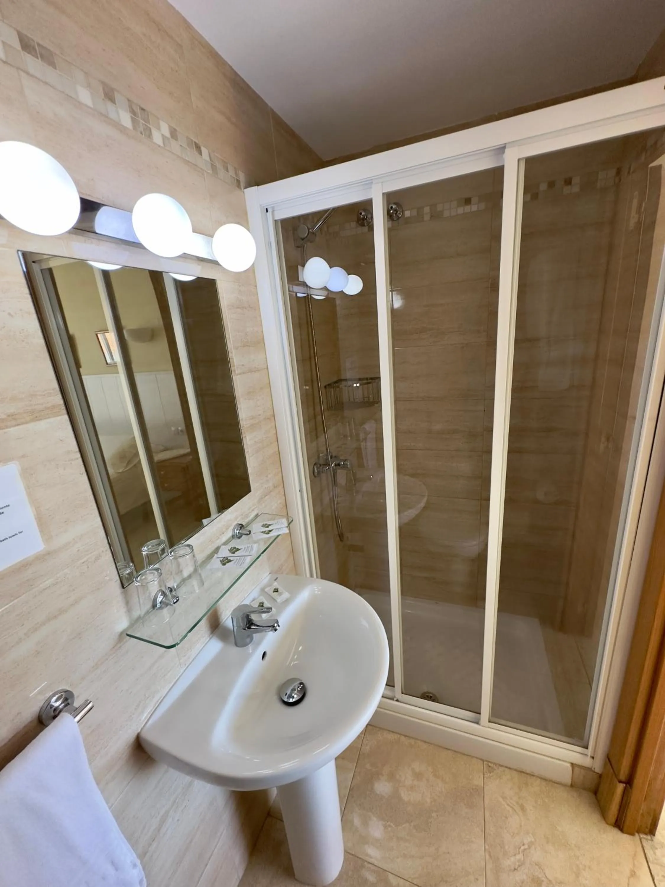 Shower in Hotel Cabello