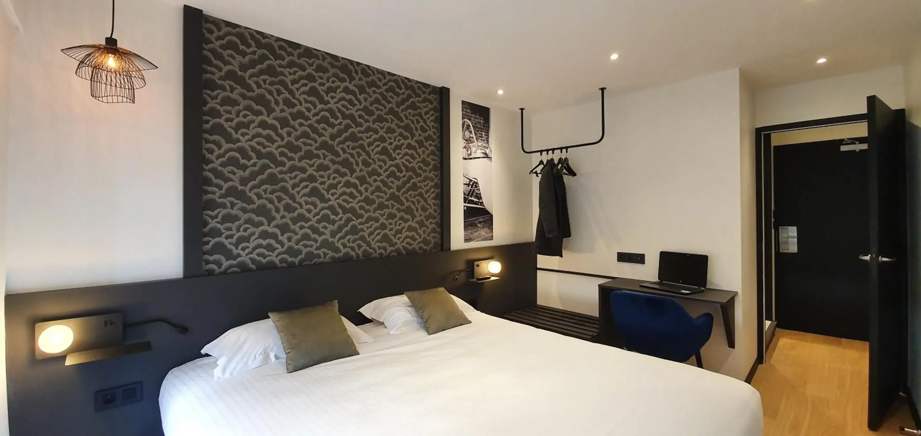 Photo of the whole room, Bed in The Originals Boutique, Hôtel La Chaussairie, Rennes Sud Photo of the whole room, Bed in The Originals Boutique, Hôtel La Chaussairie, Rennes Sud