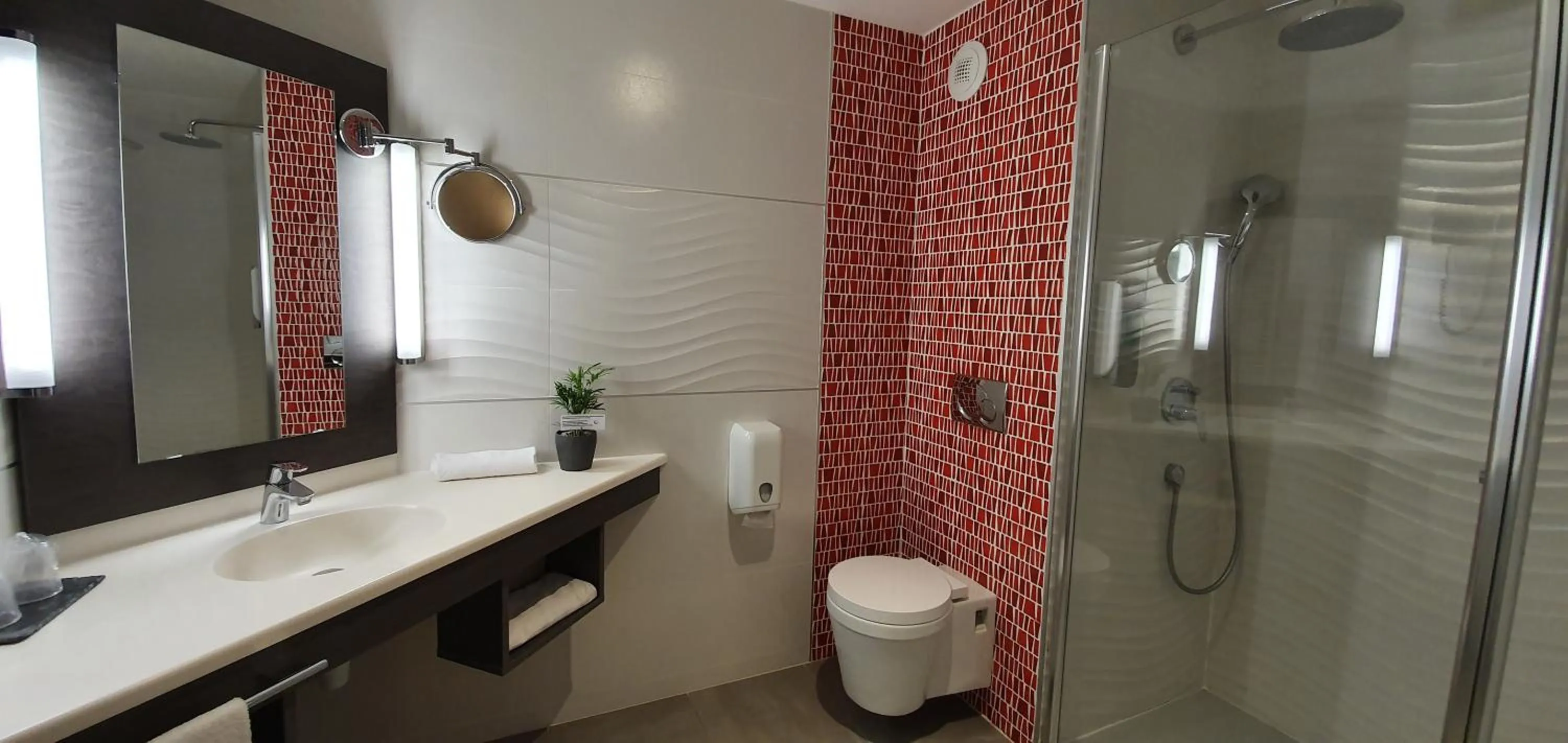 Shower in The Originals Boutique, Hôtel La Chaussairie, Rennes Sud