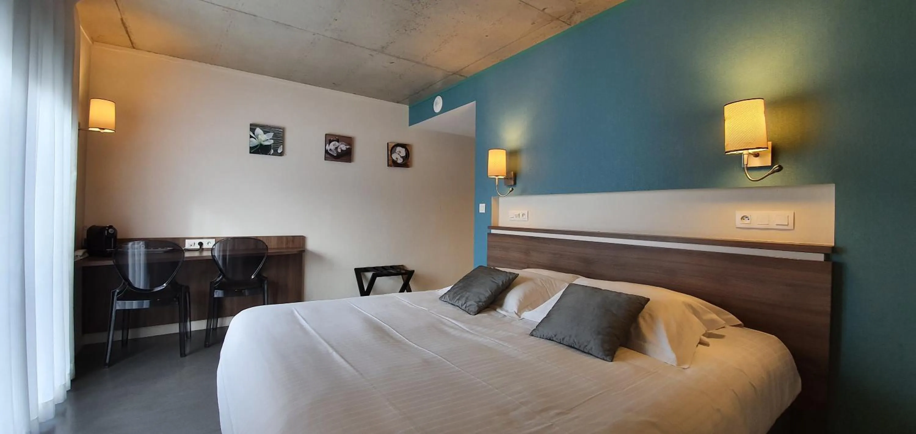 Photo of the whole room, Bed in The Originals Boutique, Hôtel La Chaussairie, Rennes Sud