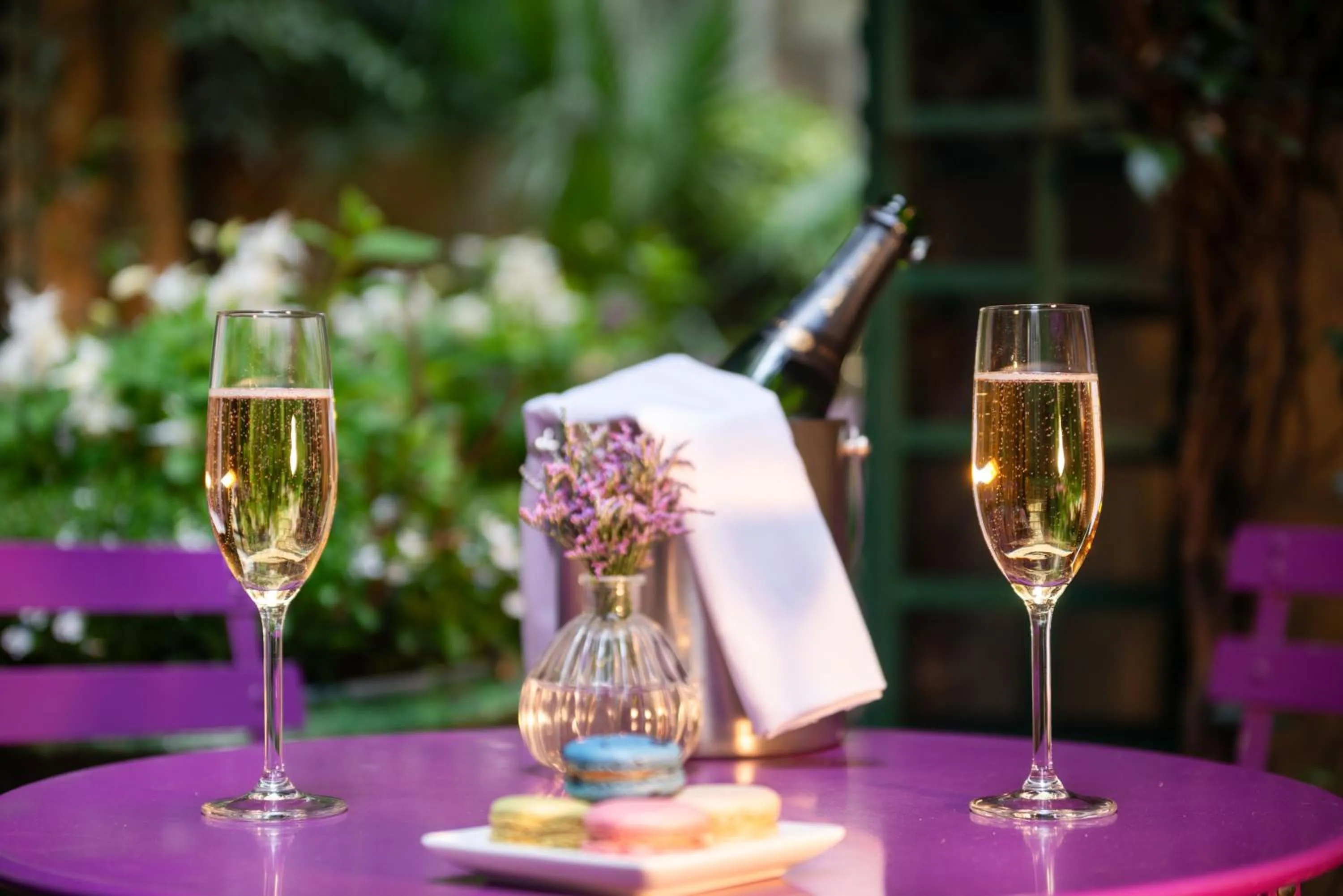 Patio in Hôtel Galileo Champs Elysées