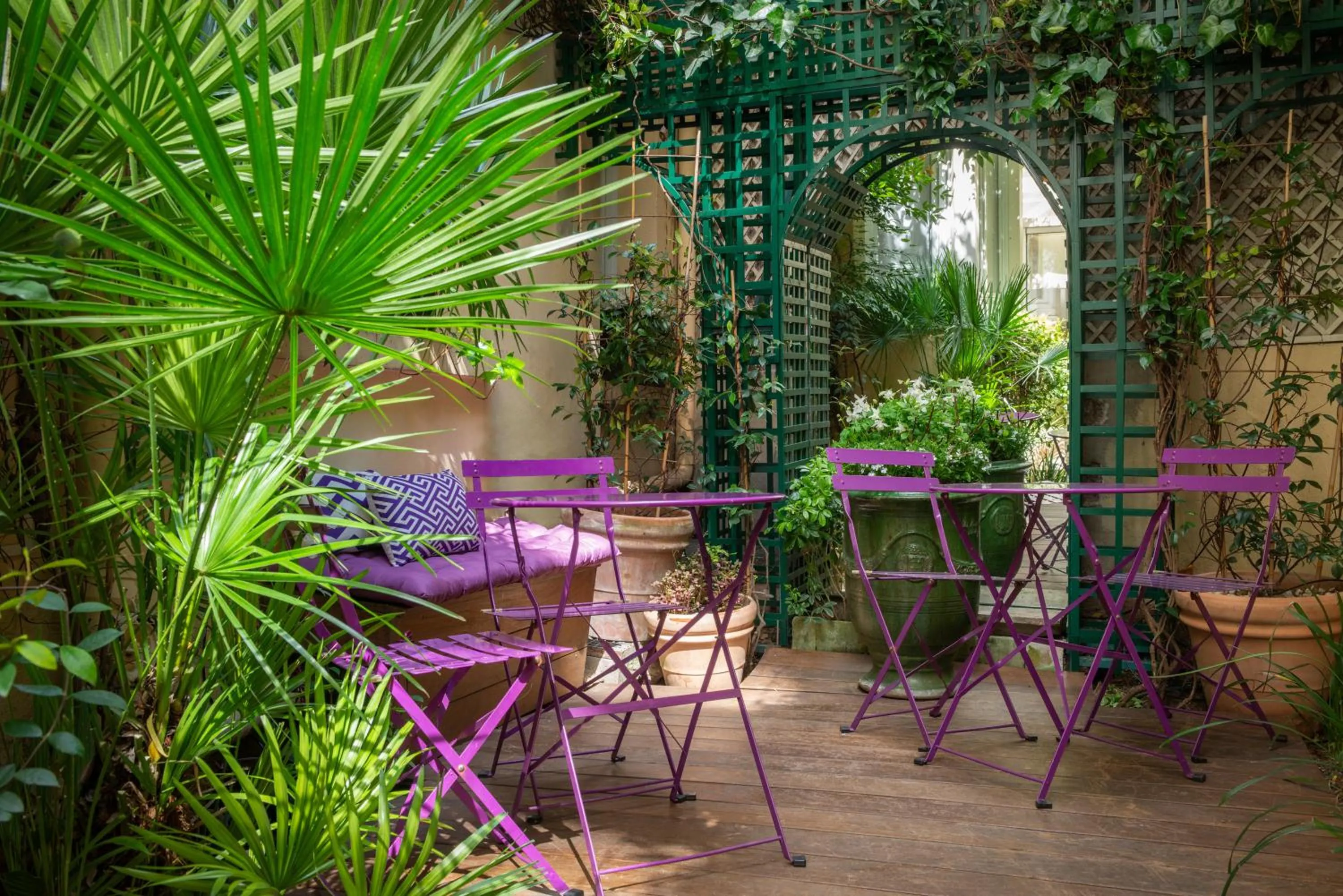 Patio in Hôtel Galileo Champs Elysées