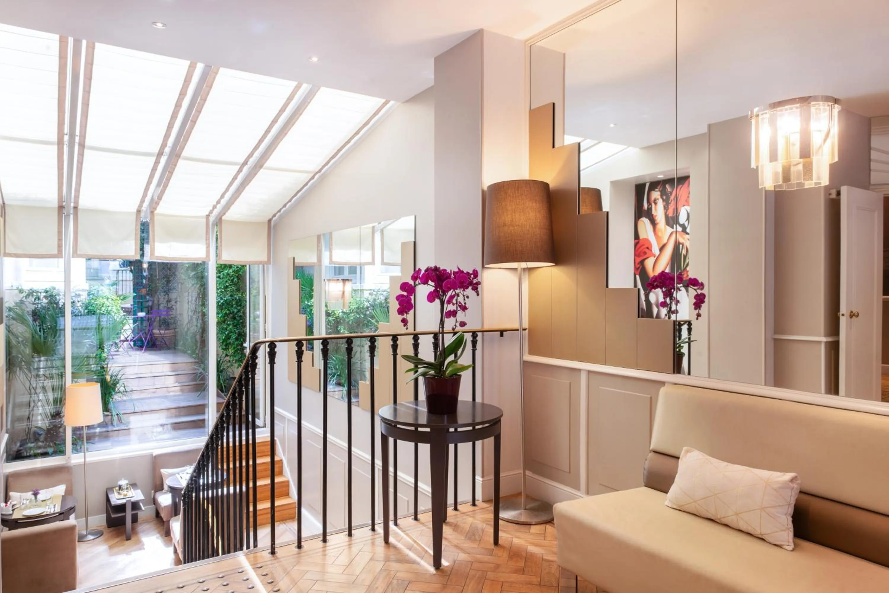 Lobby or reception in Hôtel Galileo Champs Elysées