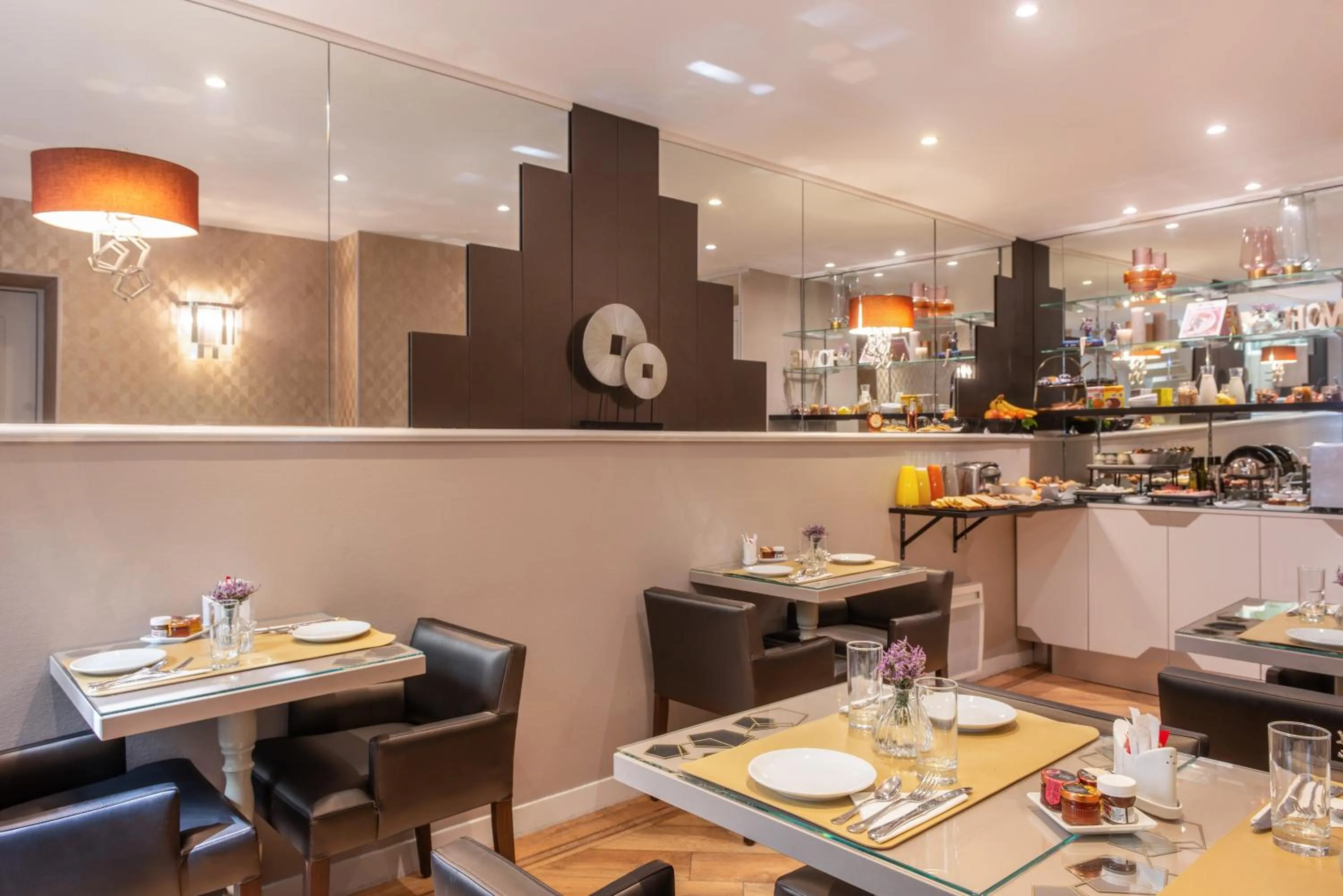 Breakfast in Hôtel Galileo Champs Elysées