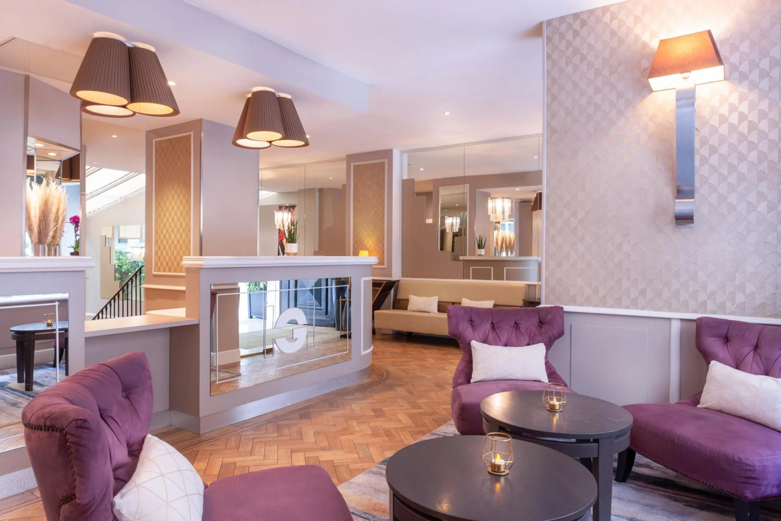 Lobby or reception in Hôtel Galileo Champs Elysées
