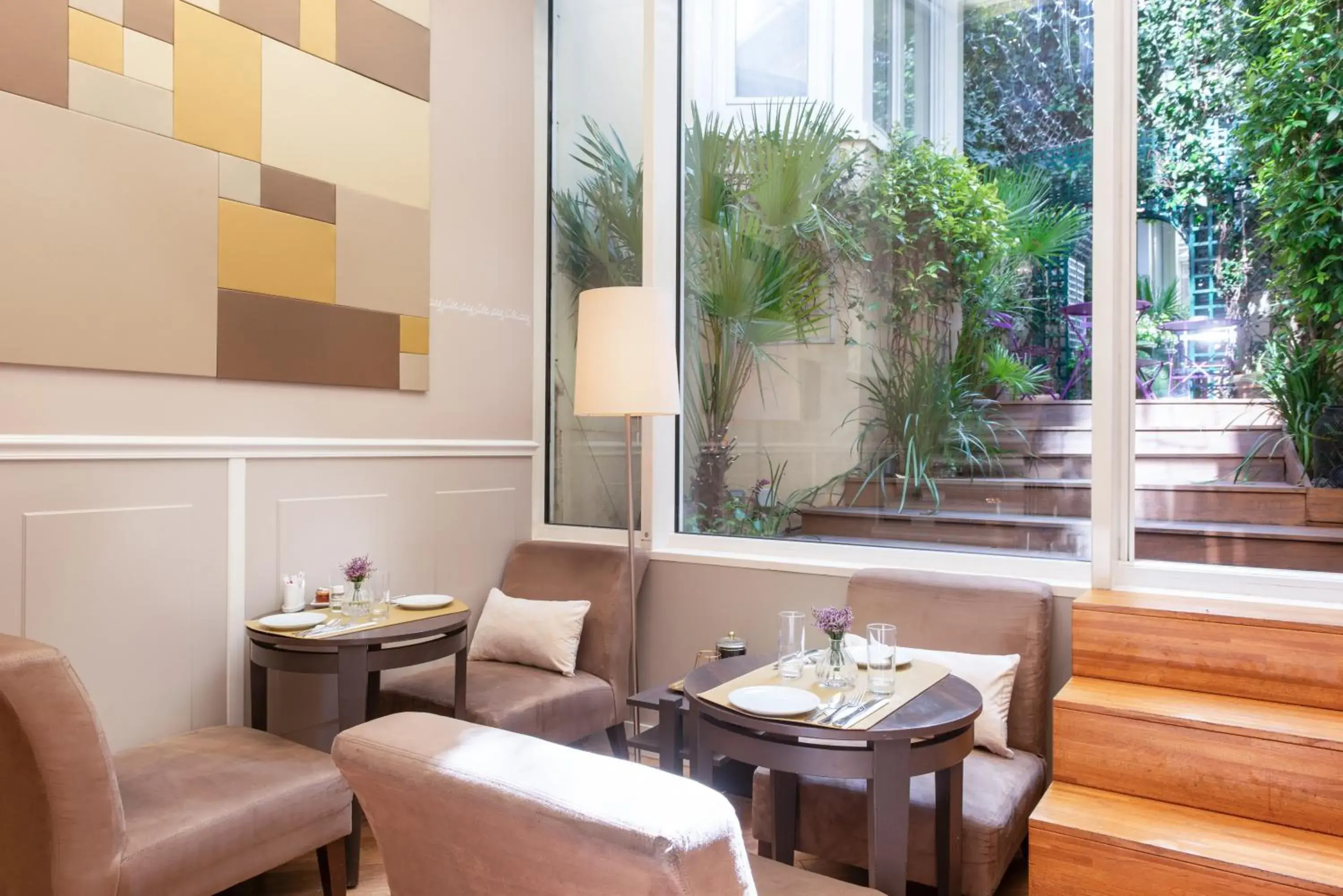 Lounge or bar in Hôtel Galileo Champs Elysées Lounge or bar in Hôtel Galileo Champs Elysées