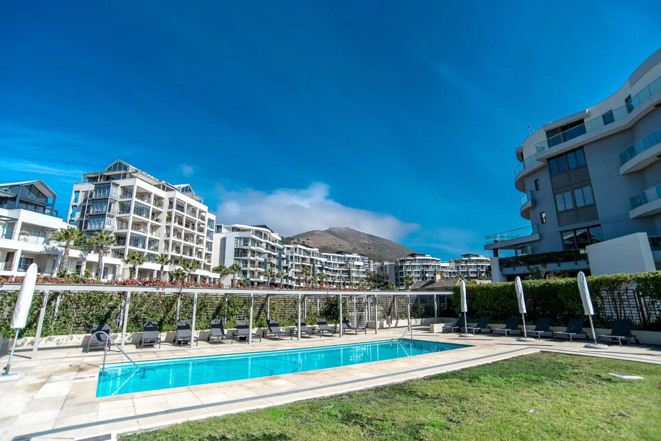Elegant Waterfront Apartment with No Loadshedding