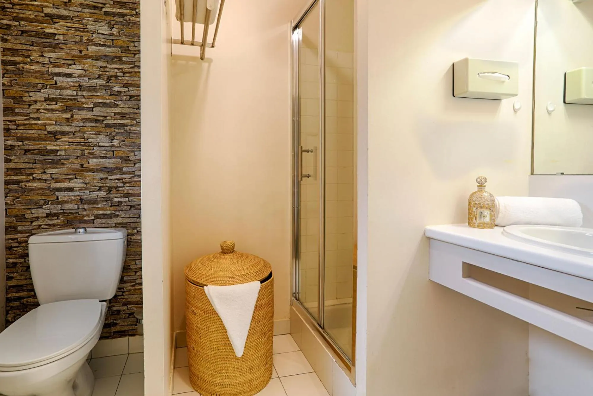 Bathroom in Hotel Le Branhoc - Brit Hotel Auray