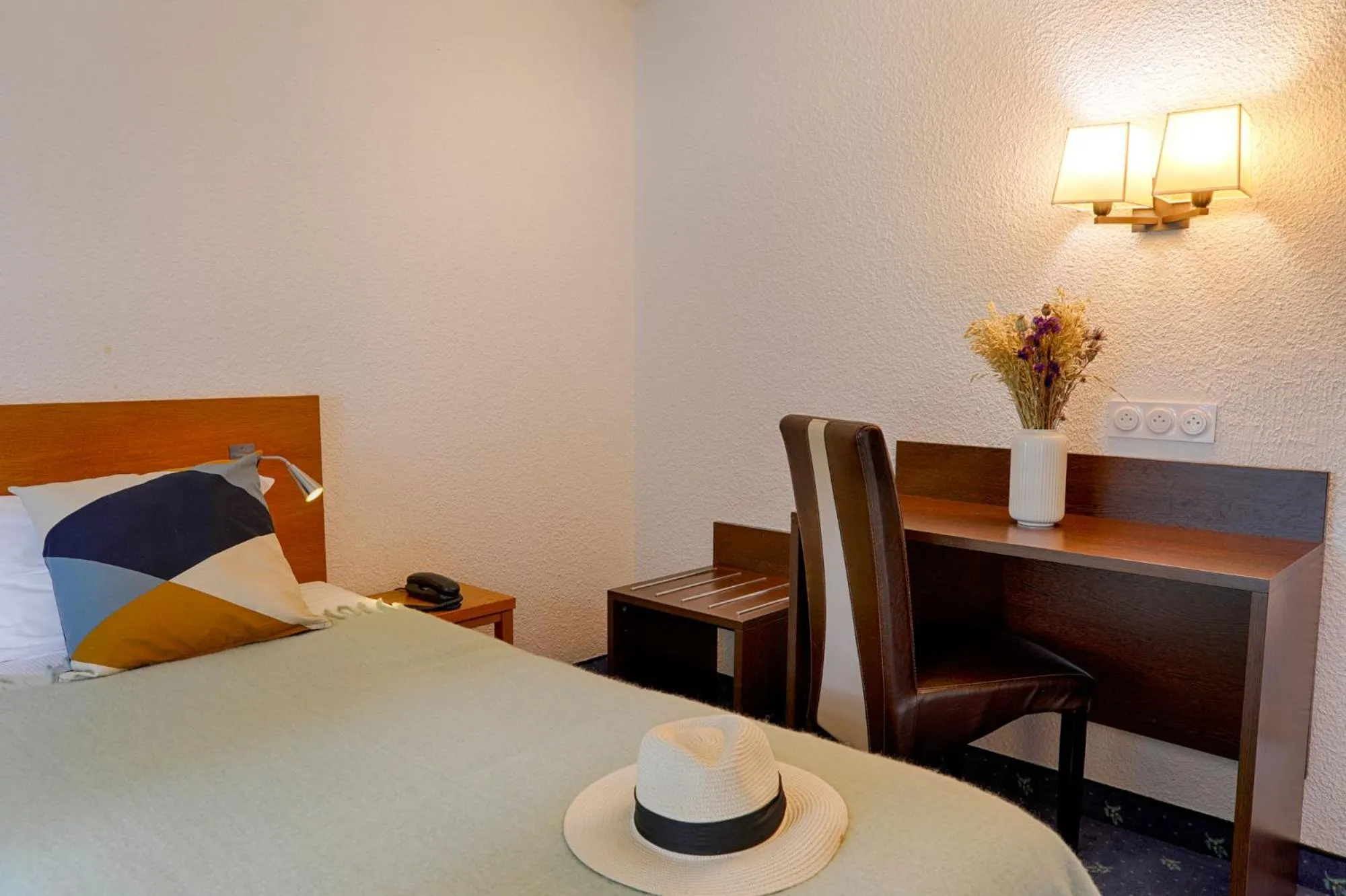 hair dresser, Bed in Hotel Le Branhoc - Brit Hotel Auray