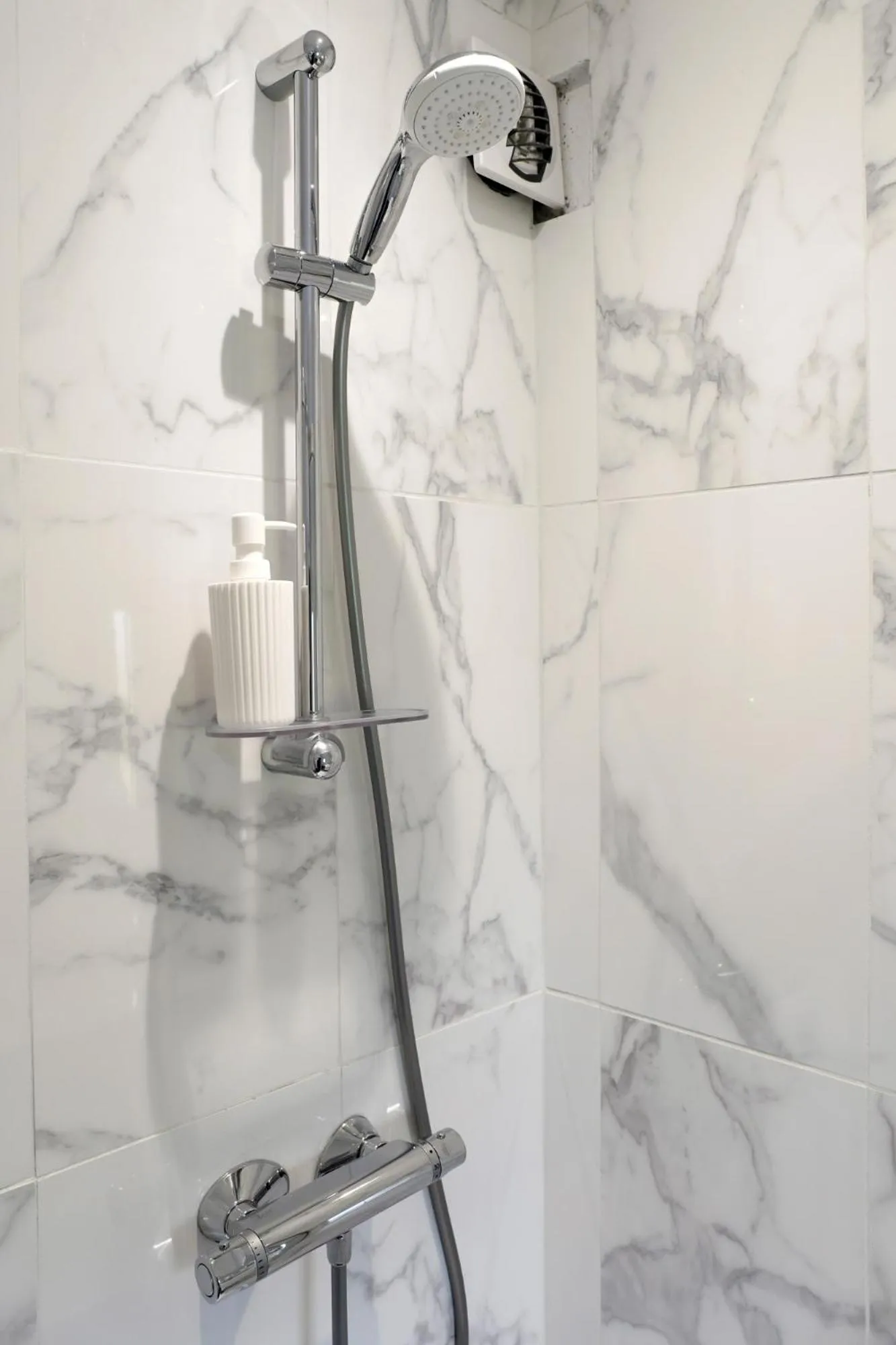 Shower in Hotel Le Branhoc - Brit Hotel Auray