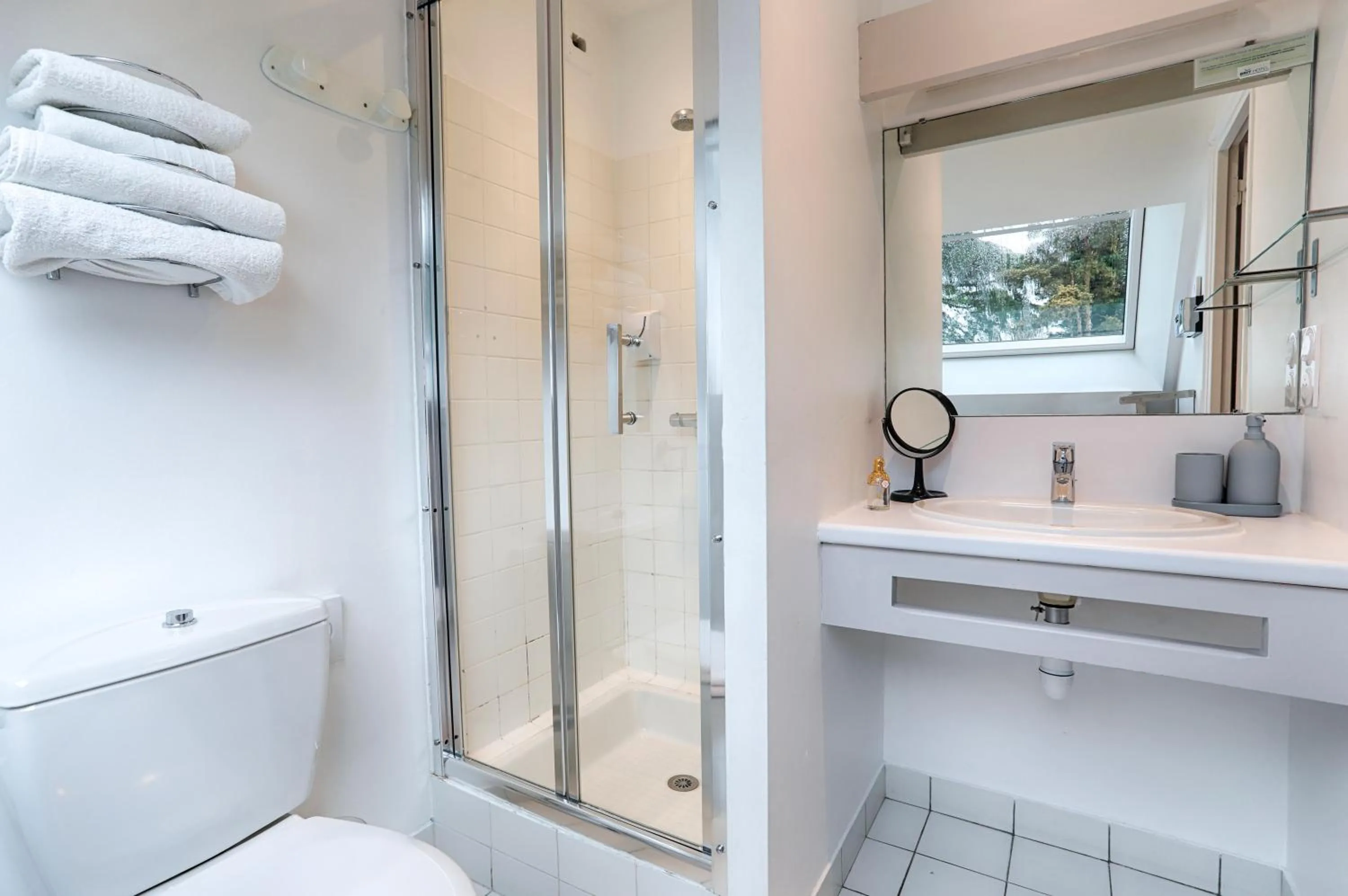 Bathroom in Hotel Le Branhoc - Brit Hotel Auray