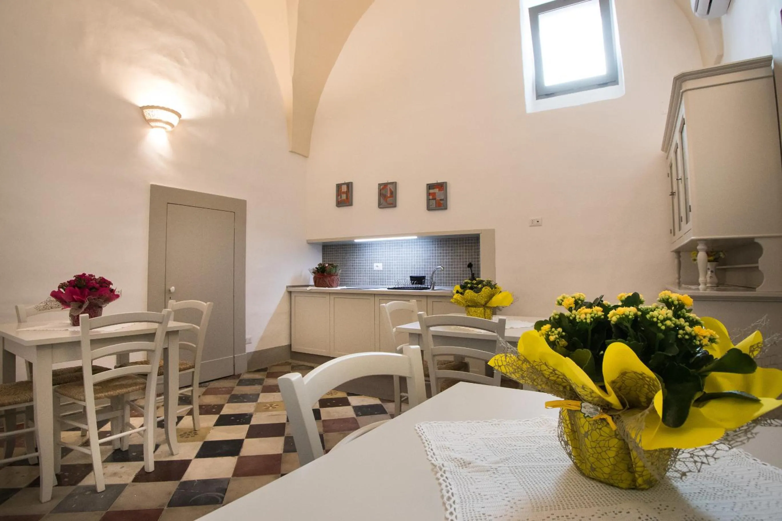 Kitchen or kitchenette in Le Finestre Su Porta Carrese - Luxury Rooms