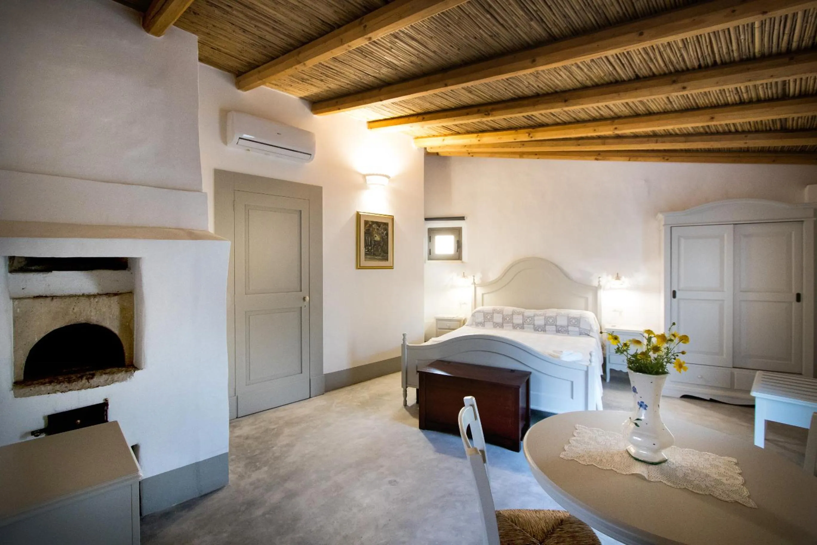 Photo of the whole room in Le Finestre Su Porta Carrese - Luxury Rooms