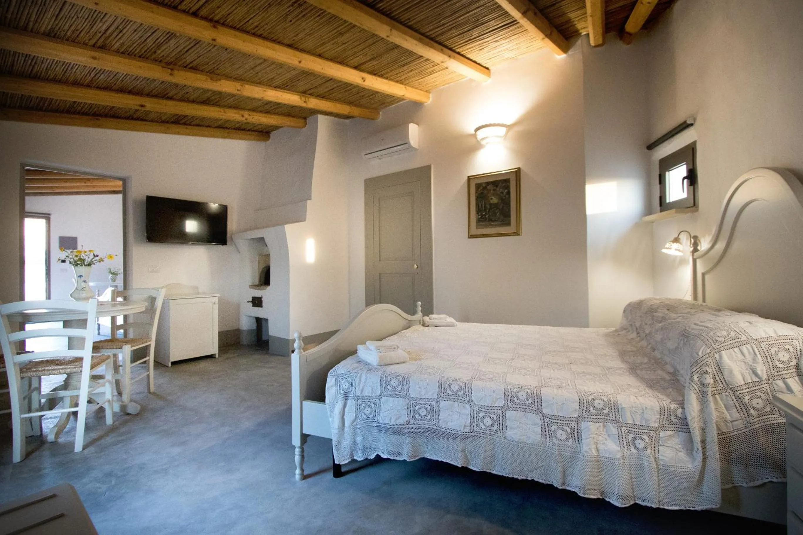 Photo of the whole room in Le Finestre Su Porta Carrese - Luxury Rooms